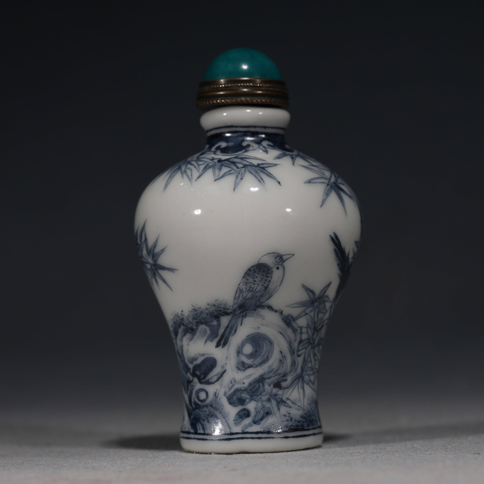An Exquisite Blue and White Bamboo Rock Bird and Flower Pattern Snuff Bottle: An Exquisite Blue and White Bamboo Rock Bird and Flower Pattern Snuff Bottle,Qing Dynasty, China,Qianlong Four-character Mark,Size:1.6in×1.6in×2.8in