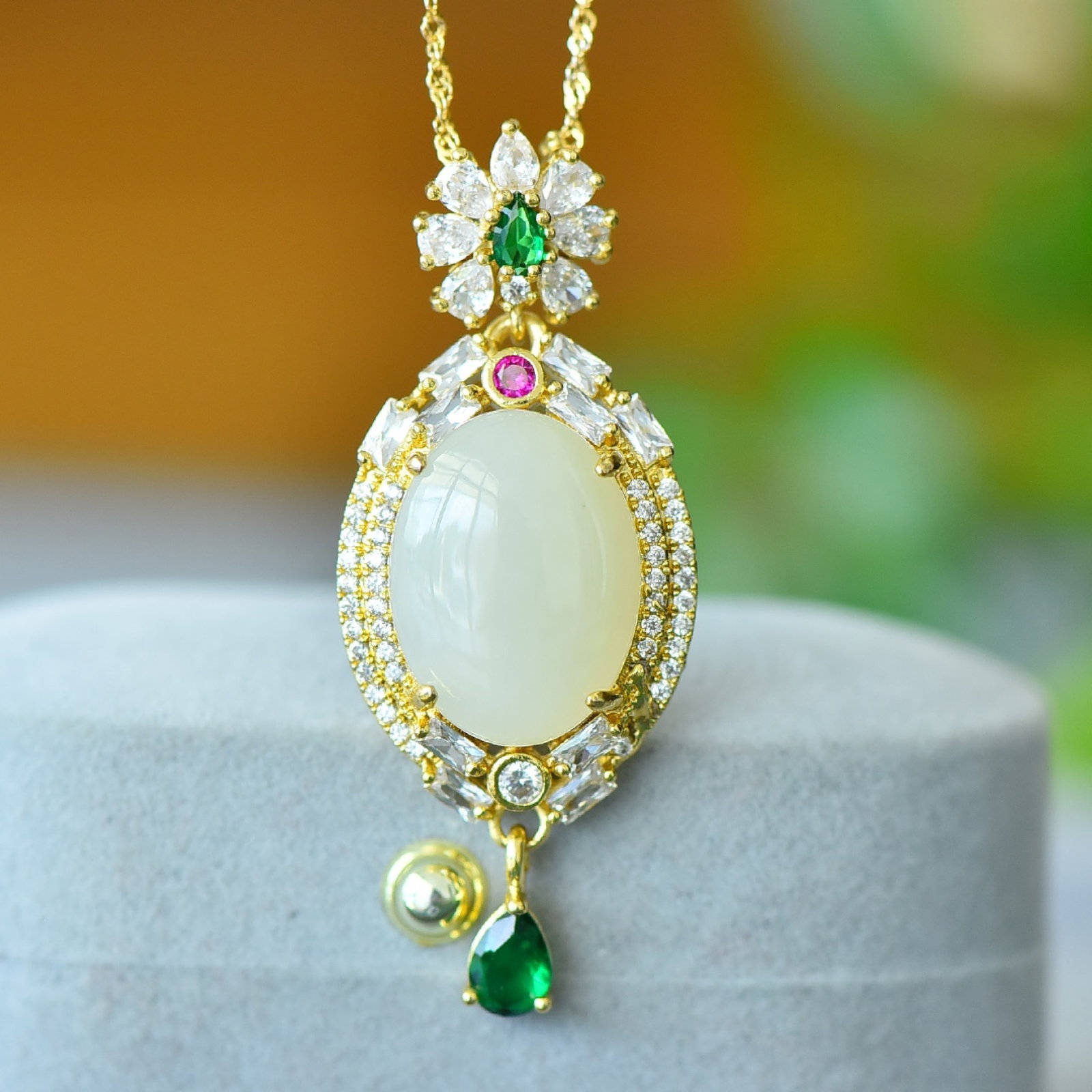 An Exquisite Bronze-Gold Plated Inlaid White Jade Necklace: An Exquisite Bronze-Gold Plated Inlaid White Jade Necklace,Size:5.9inx7.9in 铜镀金镶白玉项链