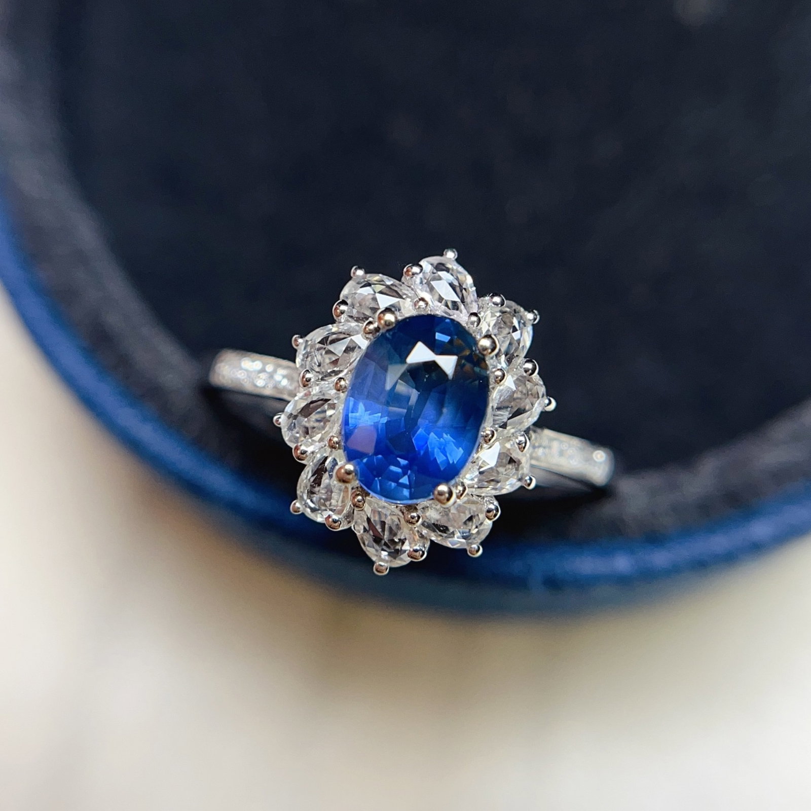 A Exquisite 18k Gold Inlaid 1.00ct Natural Sapphire Ring,Inlaid Diamond: A Exquisite 18k Gold Inlaid 1.00ct Natural Sapphire Ring,Inlaid Diamond,Total Weight:1.83g 18k金镶 1.00ct 天然蓝宝石戒指,嵌钻石