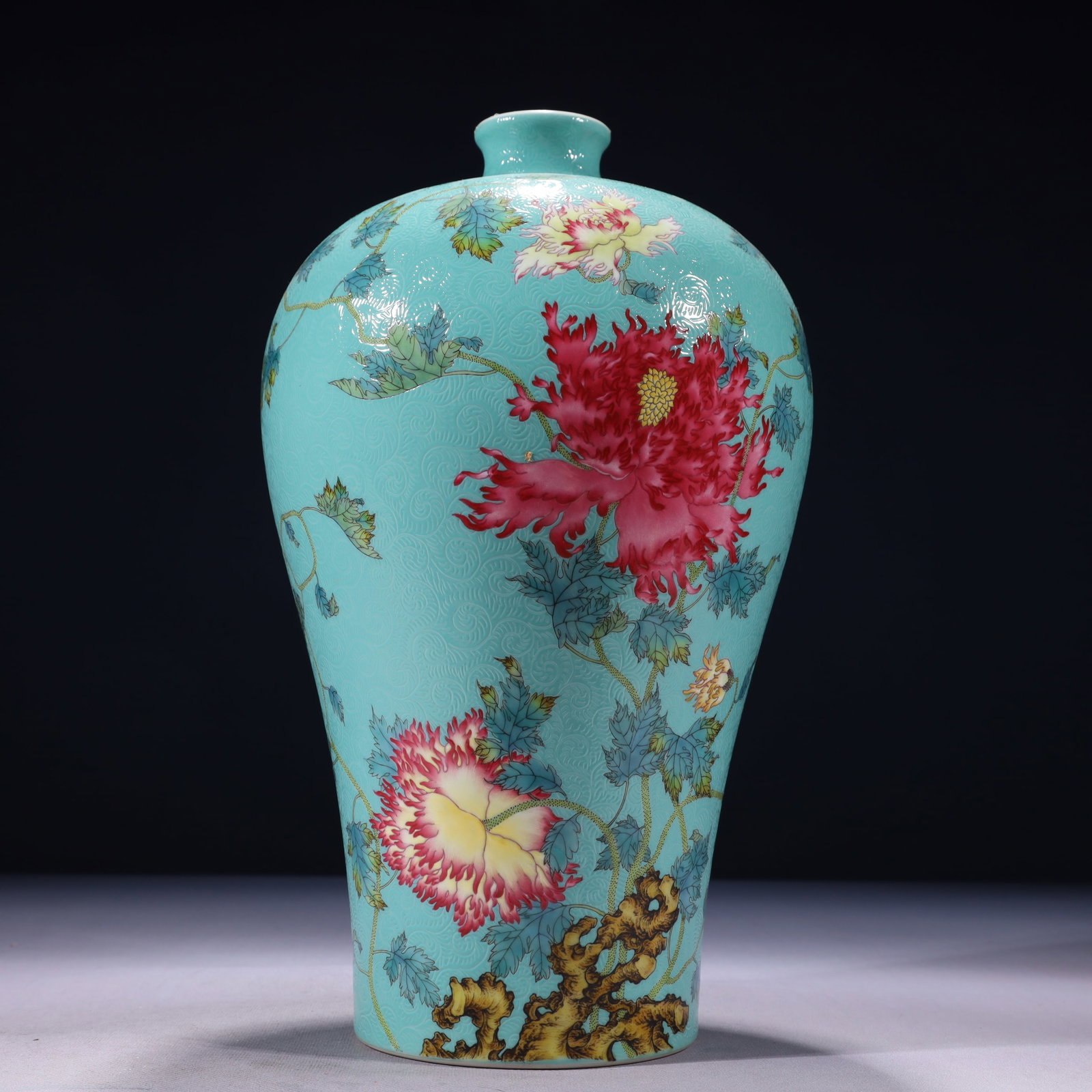 An Exquisite Turquoise Glazed Famille-Rose Flower Pattern Vase: An Exquisite Turquoise Glazed Famille-Rose Flower Pattern Vase,Qing Dynasty,China,Yongzheng Six-character Mark,Size:7.1inx13.8in,Weight:2800g 松石绿釉粉彩花&#