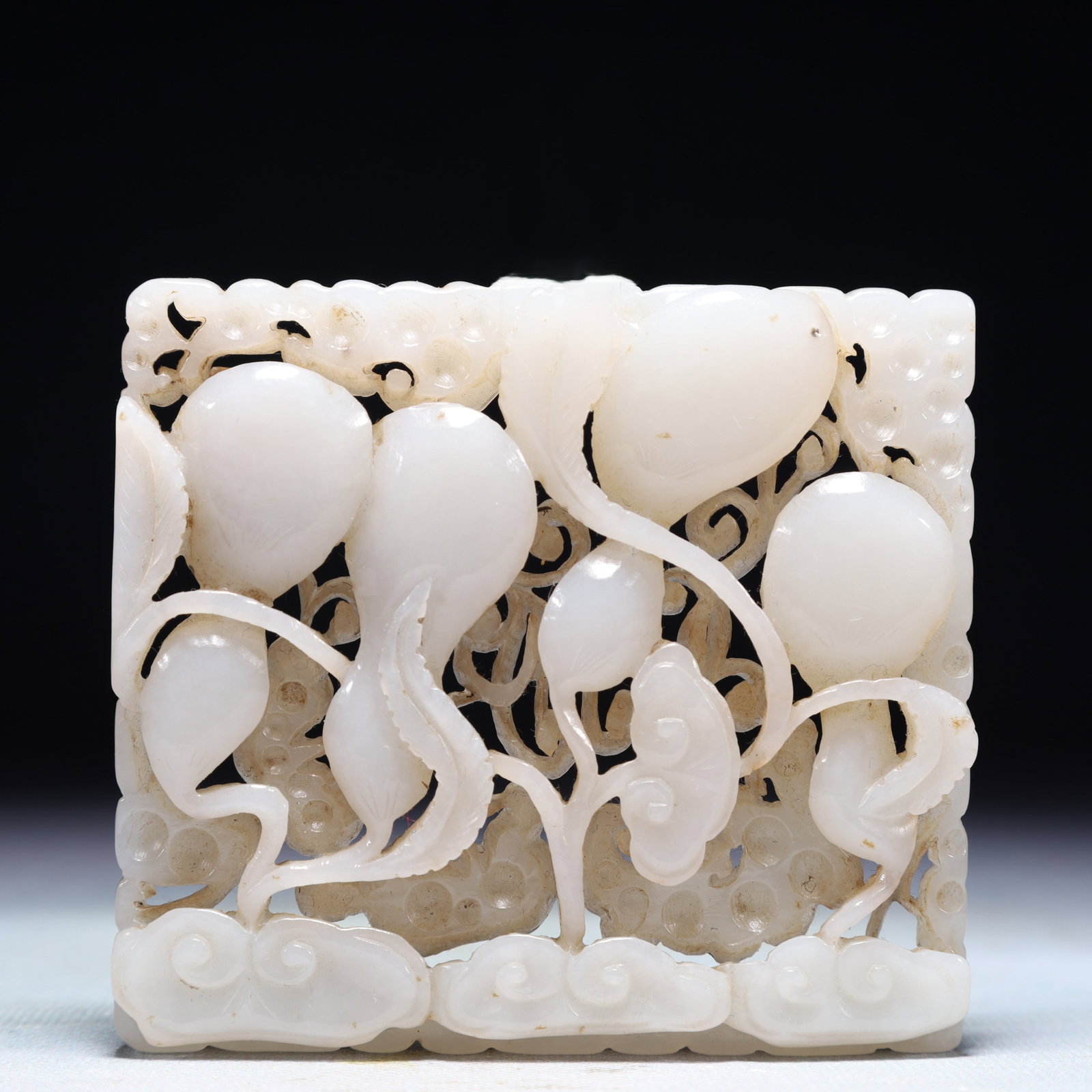 An Exquisite White Jade Gourd Pattern Pendant: An Exquisite White Jade Gourd Pattern Pendant,Qing Dynasty,China,Size:3.5inx3.1in,Weight:165.8g 白玉葫芦纹佩,中国清代