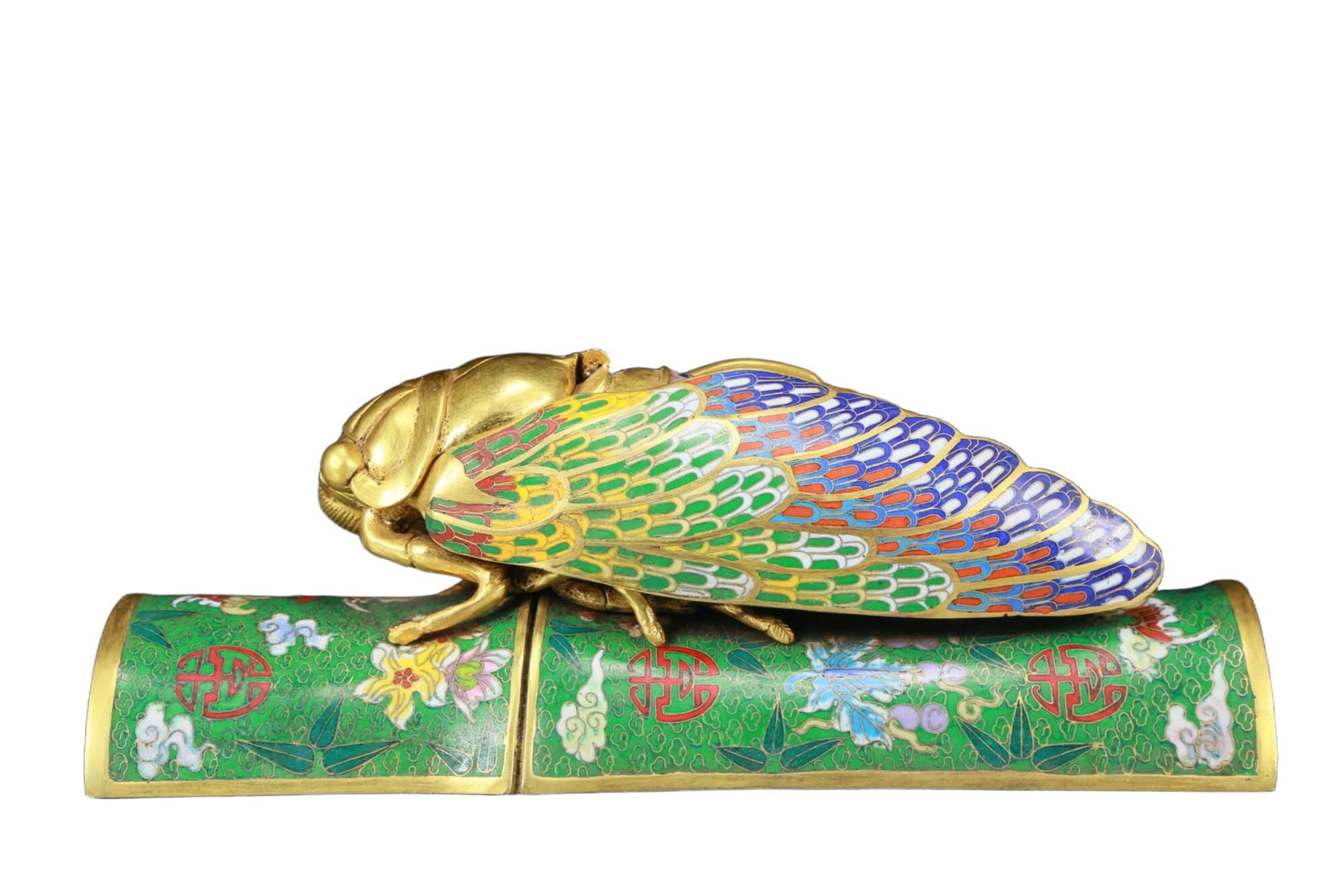 An exquisite cloisonne 'cicada' shaped box: An exquisite cloisonné 'cicada'-shaped box, the application of filigree technology makes the decoration of this collection more detailed and three-dimensional. This collectible is functional as w