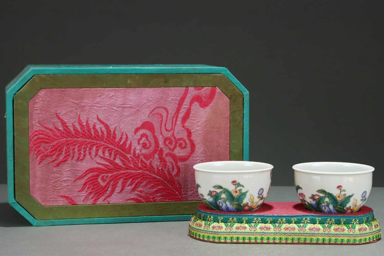 A Pair of Exquisite Famille-Rose Flower Pattern Cups,with poem: A Pair of Exquisite Famille-Rose Flower Pattern Cups,with poem,Qing Dynasty,China,Yongzheng Four-character Mark,Size:2inx3.5in 一对粉彩花卉纹杯子,