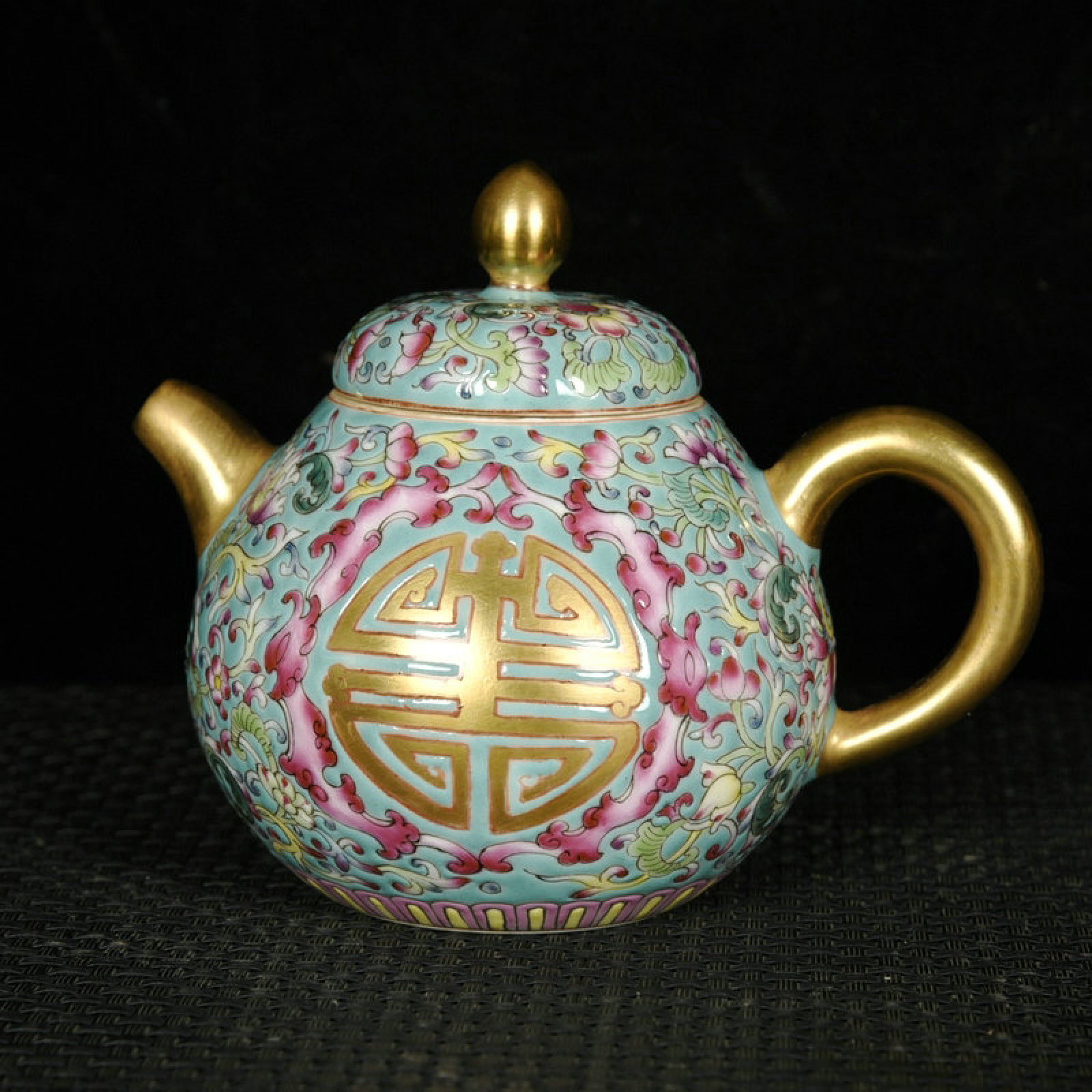 An Exquisite Green Ground Enamel Painted Gold Lotus Pattern Teapot: An Exquisite Green Ground Enamel Painted Gold Lotus Pattern Teapot,Qing Dynasty,China,Yongzheng Four-character Mark,Size:3.9inx4.7inx3.5in 绿地珐琅彩描金Ņ