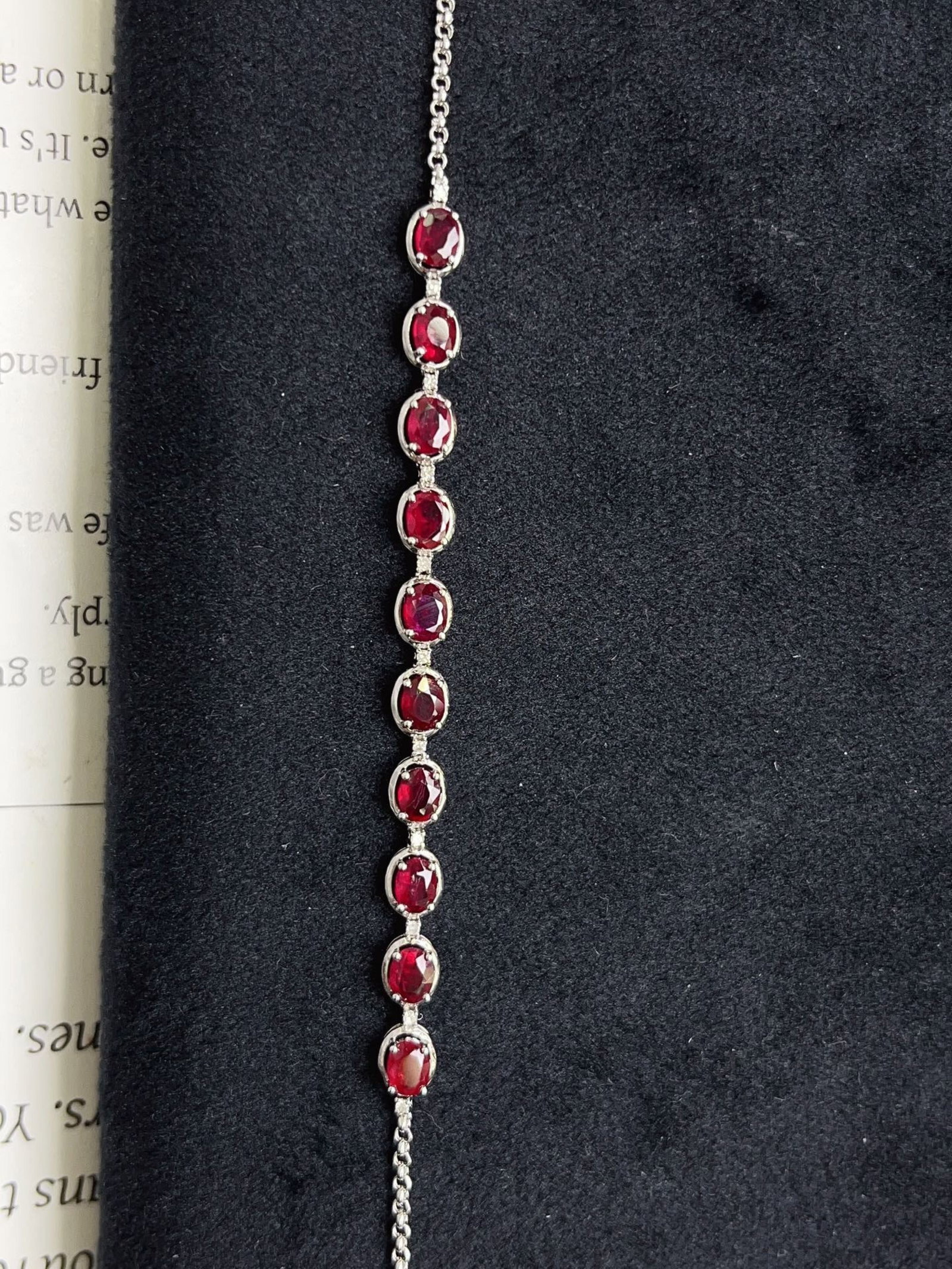 A Exquisite 18k Gold Inlaid 2.58ct Natural Ruby Bracelets,Inlaid Diamond: A Exquisite 18k Gold Inlaid 2.58ct Natural Ruby Bracelets,Inlaid Diamond,Total Weight:2.35g 18k金镶 2.58ct 天然红宝石手链,嵌钻石