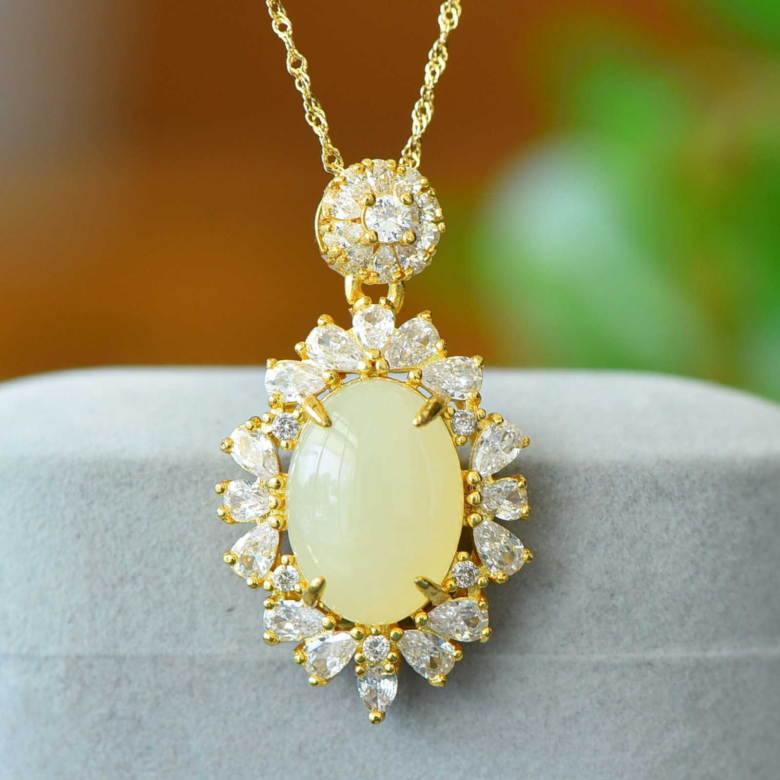 An Exquisite Bronze-Gold Plated Inlaid White Jade Necklace: An Exquisite Bronze-Gold Plated Inlaid White Jade Necklace,Size:5.1inx7.1in 铜镀金镶白玉项链