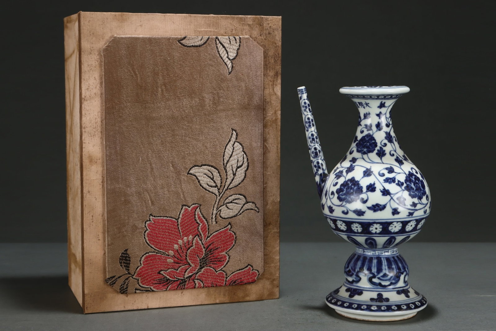 An Exquisite Blue and White Lotus Pattern Vase: An Exquisite Blue and White Lotus Pattern Vase,Ming Dynasty,China,Xuande Six-character Mark,Size:8.7inx5.1in 青花缠枝莲纹瓶,中国明代,&