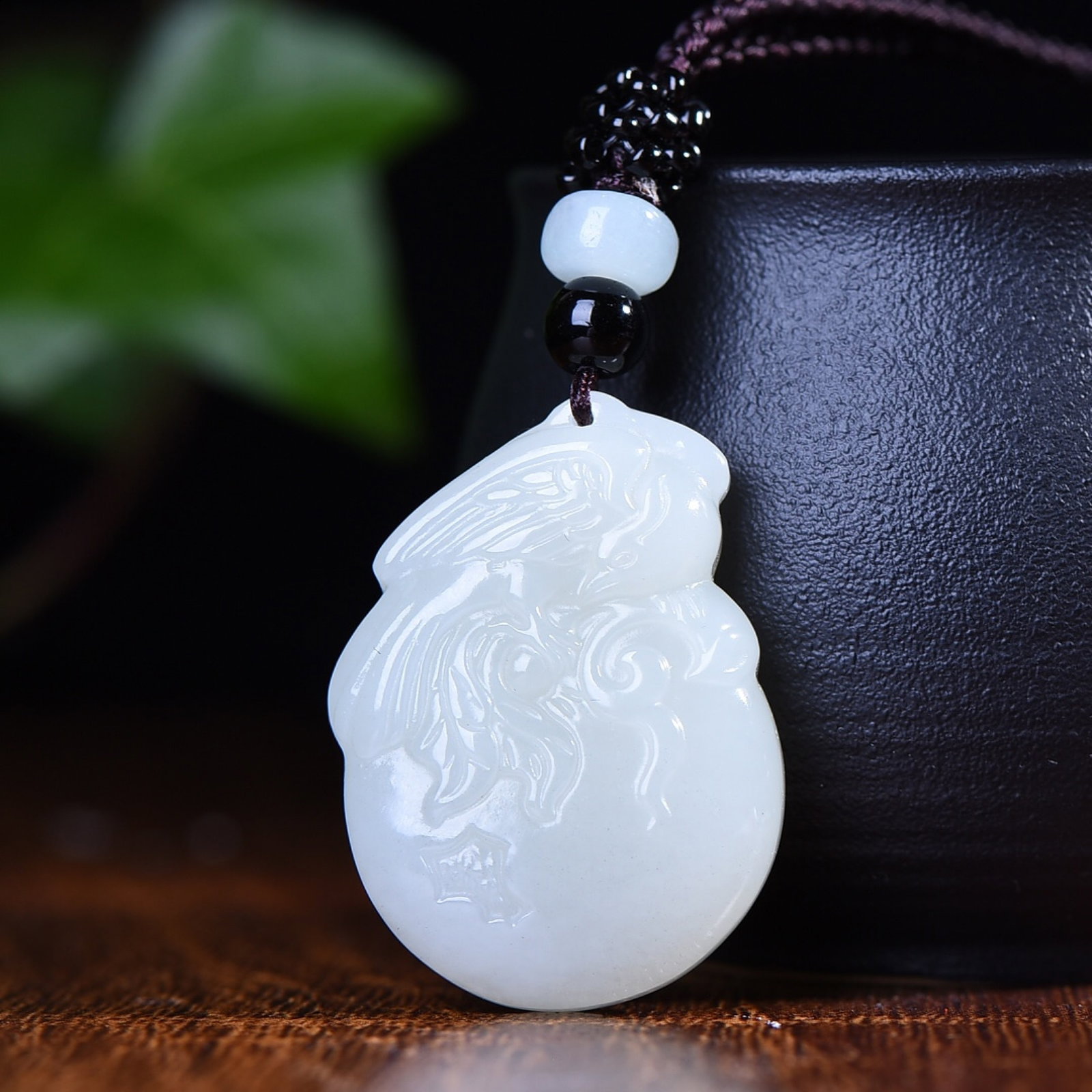 An Exquisite White Jade Bird Pattern Pendant: An Exquisite White Jade Bird Pattern Pendant,Size:37mmx27mm (寓意)喜事连连喜鹊挂件,人逢喜事精神爽