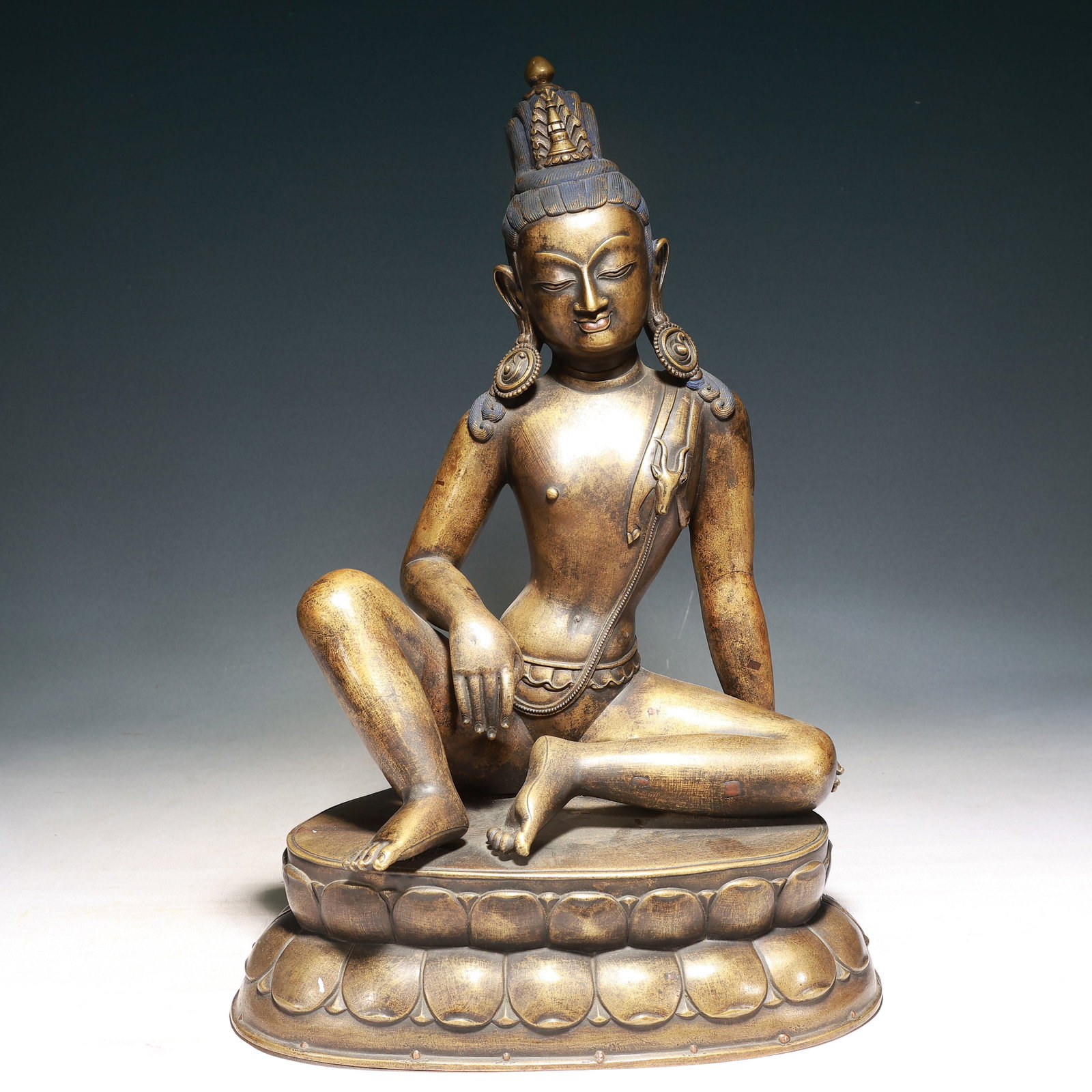 A Solemn Bronze Statue of Avalokitesvara: A Solemn Bronze Statue of Avalokitesvara,Qing Dynasty, China,Size:13.4inx8.3inx20.5in,Weight:16000g 铜观音像,中国清代