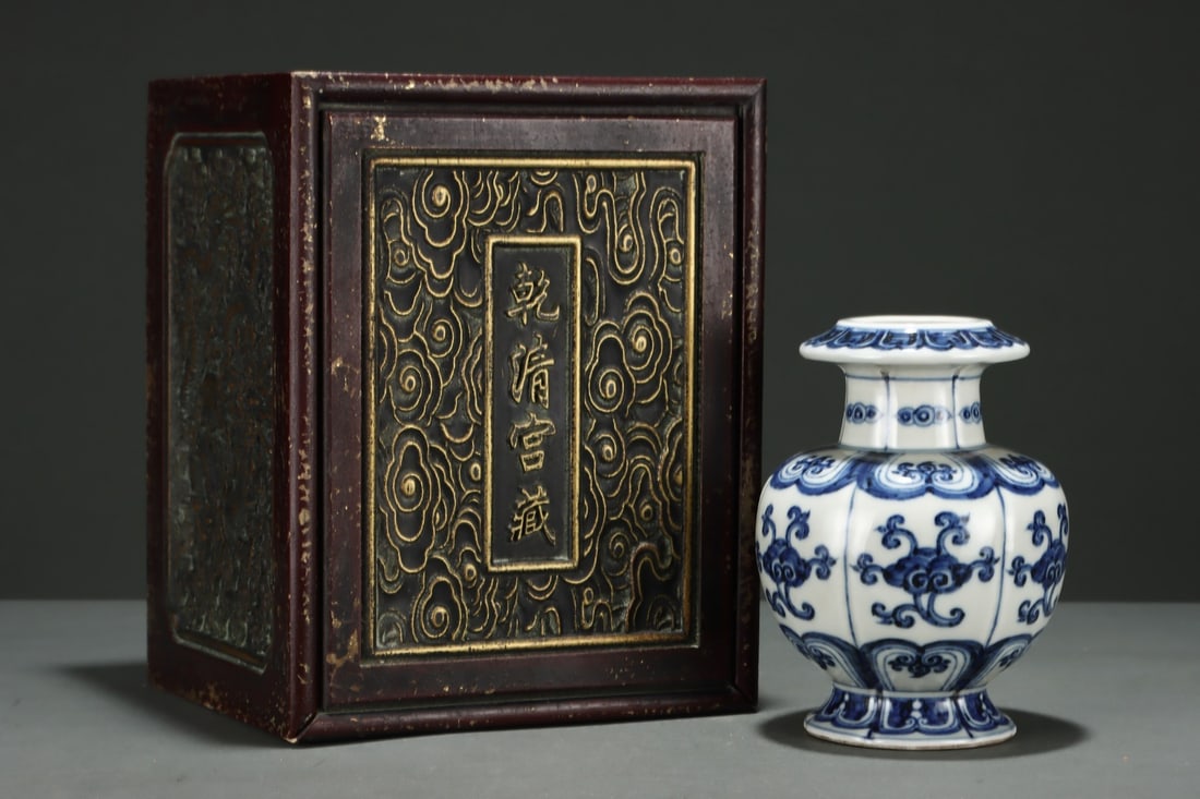 An Exquisite Blue and white melon-lobed pomegranate zun decorated with lingzhi fungus: An Exquisite Blue and white melon-lobed pomegranate zun decorated with lingzhi fungus,Ming Dynasty, China, Xuande Six-character Mark,Size:7.2inx5.3in