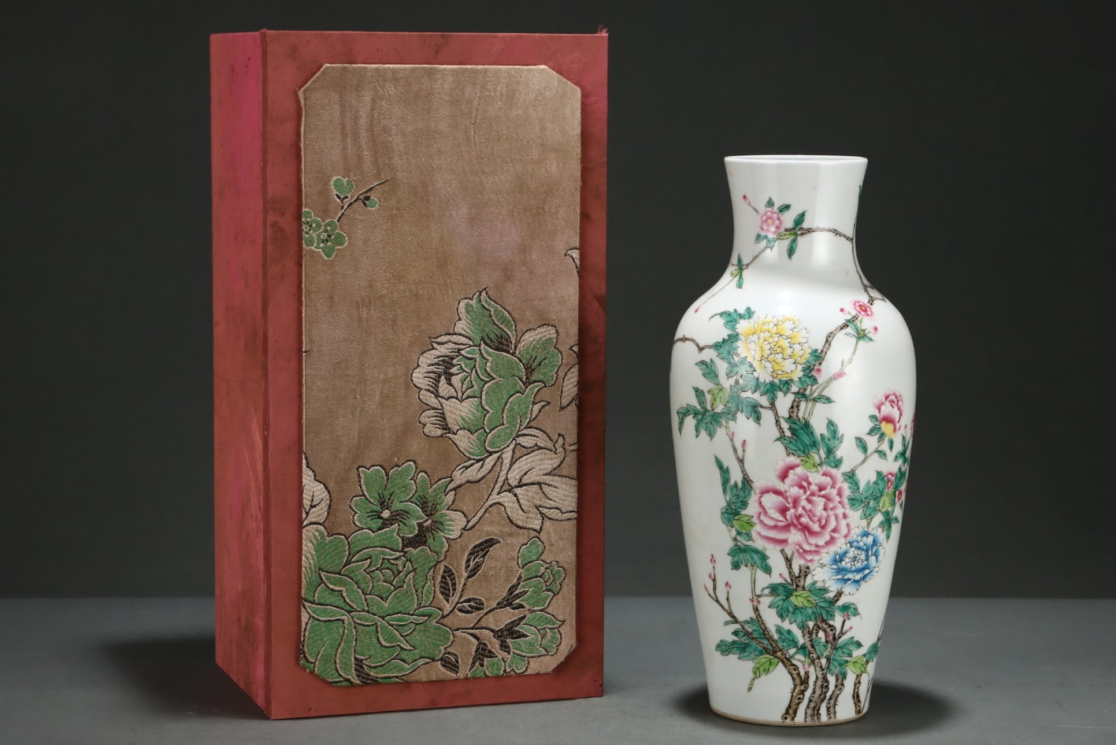 A Rare Famille-Rose Flower Pattern Vase: A Rare Famille-Rose Flower Pattern Vase,Qing Dynasty,China,Yongzheng Six-character Mark,Size:14inx6.2in 粉彩花卉纹瓶,中国清代,雍ઽ