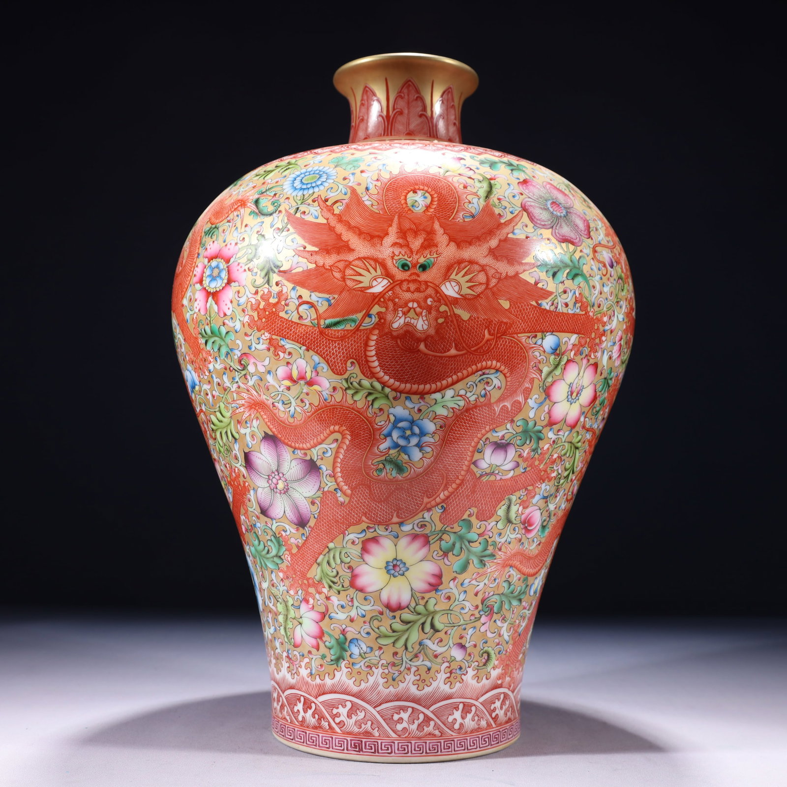 An Exquisite Iron-Red Famille-Rose Flower and Dragon Pattern Vase: An Exquisite Iron-Red Famille-Rose Flower and Dragon Pattern Vase 矾红粉彩花卉龙纹瓶,中国清代,乾隆六