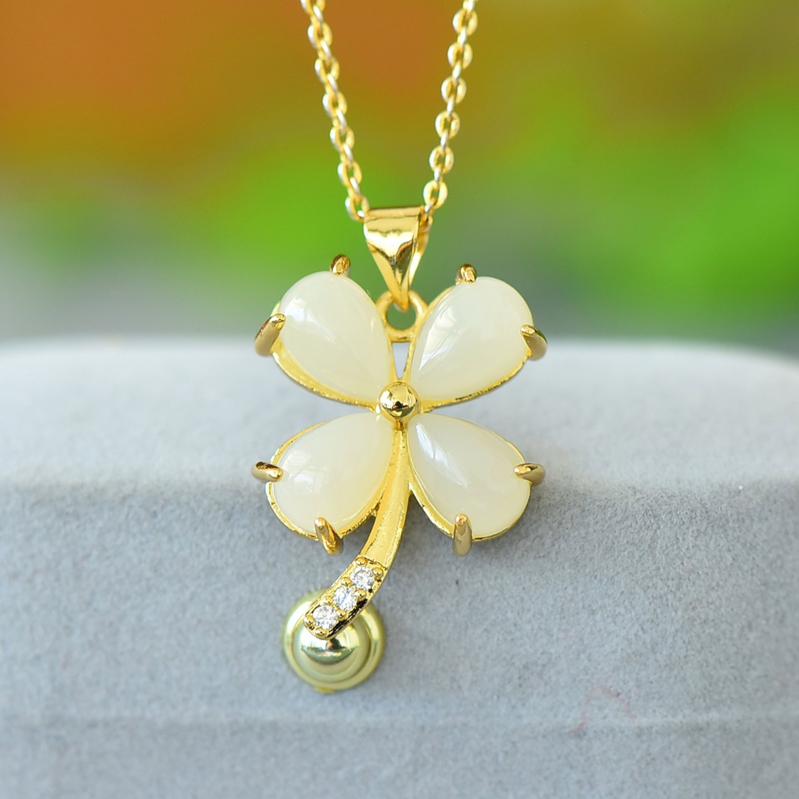 An Exquisite Bronze-Gold Plated Inlaid White Jade Necklace: An Exquisite Bronze-Gold Plated Inlaid White Jade Necklace,Size:2.4inx3.5in 铜镀金镶白玉项链