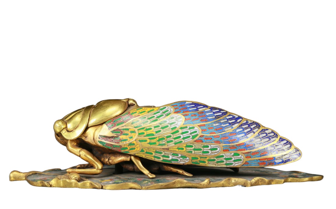 An exquisite cloisonne 'cicada' shaped box: An exquisite cloisonné 'cicada'-shaped box, the application of filigree technology makes the decoration of this collection more detailed and three-dimensional. This collectible is functional as