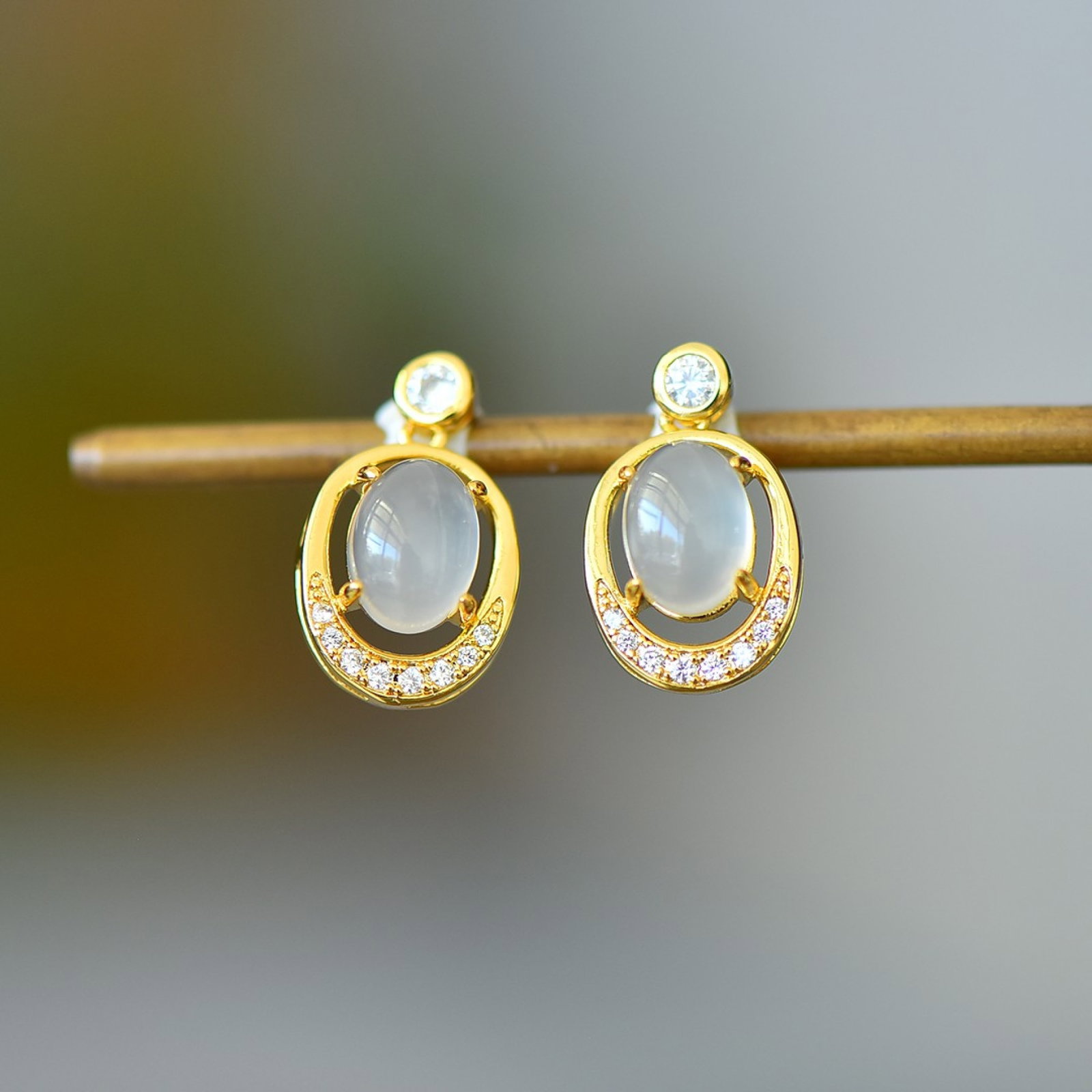A Pair of Exquisite Earrings,Inlaid Diamond: A Pair of Exquisite Earrings Size:6mmx8mm 一对耳钉
