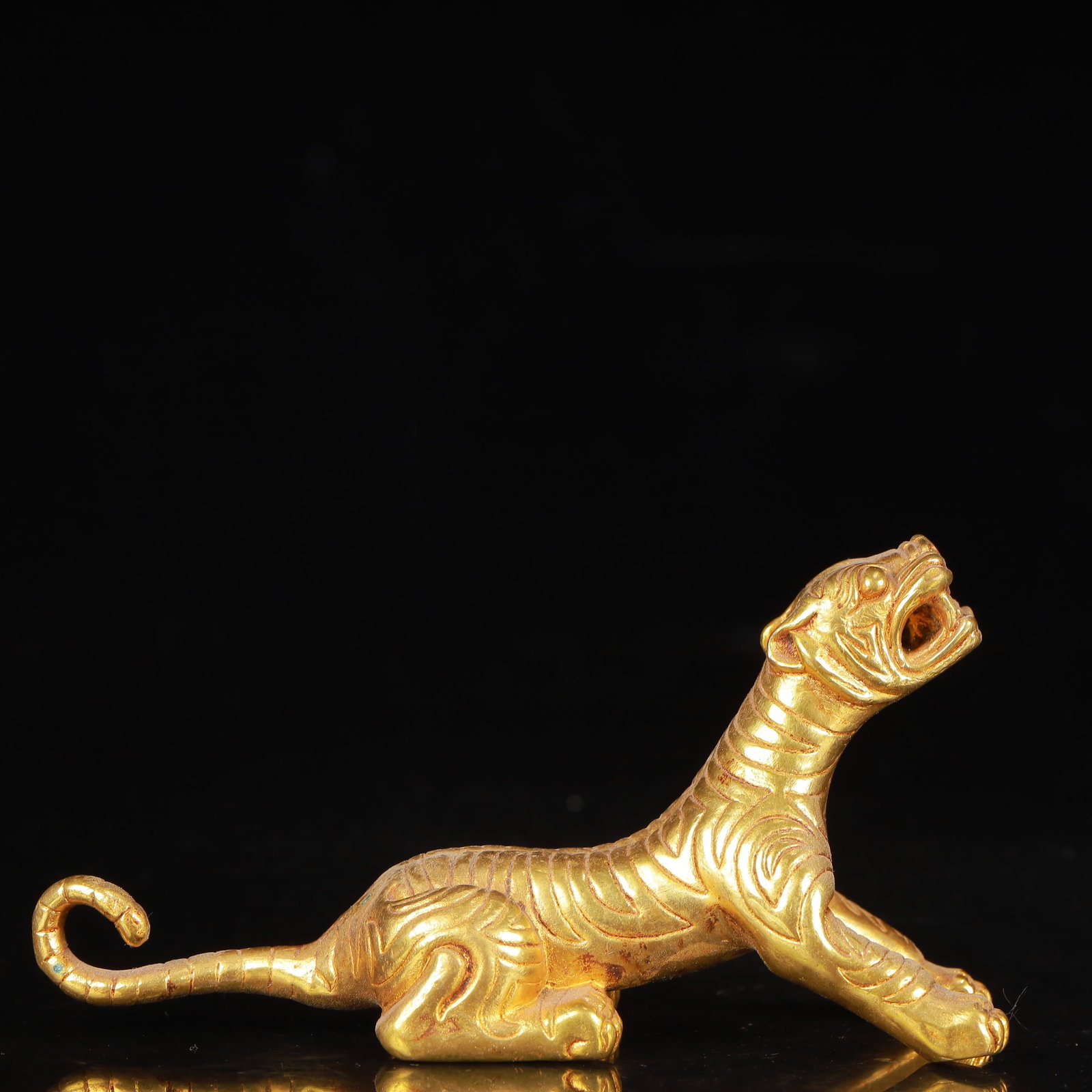 An Exquisite Gilt Bronze Auspicious Beast Ornament: An Exquisite Gilt Bronze Auspicious Beast Ornament,Qing Dynasty,China,Size:4.7inx1.4inx2.4in,Weight:289g 铜鎏金瑞兽摆件,中国清代