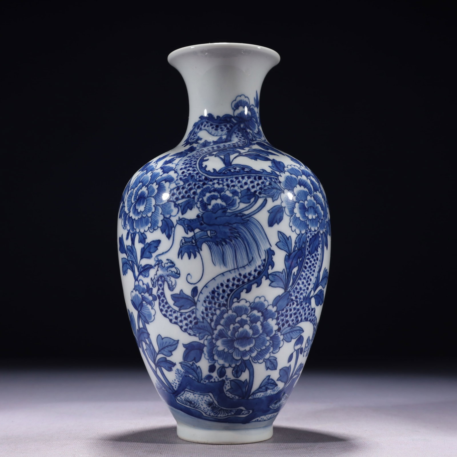 An Exquisite Blue and White Flower and Dragon Pattern Vase: An Exquisite Blue and White Flower and Dragon Pattern Vase,Qing Dynasty,China,Kangxi Six-character Mark,Size:5.1inx9.4in,Weight:1000g 青花花卉龙纹瓶,中&
