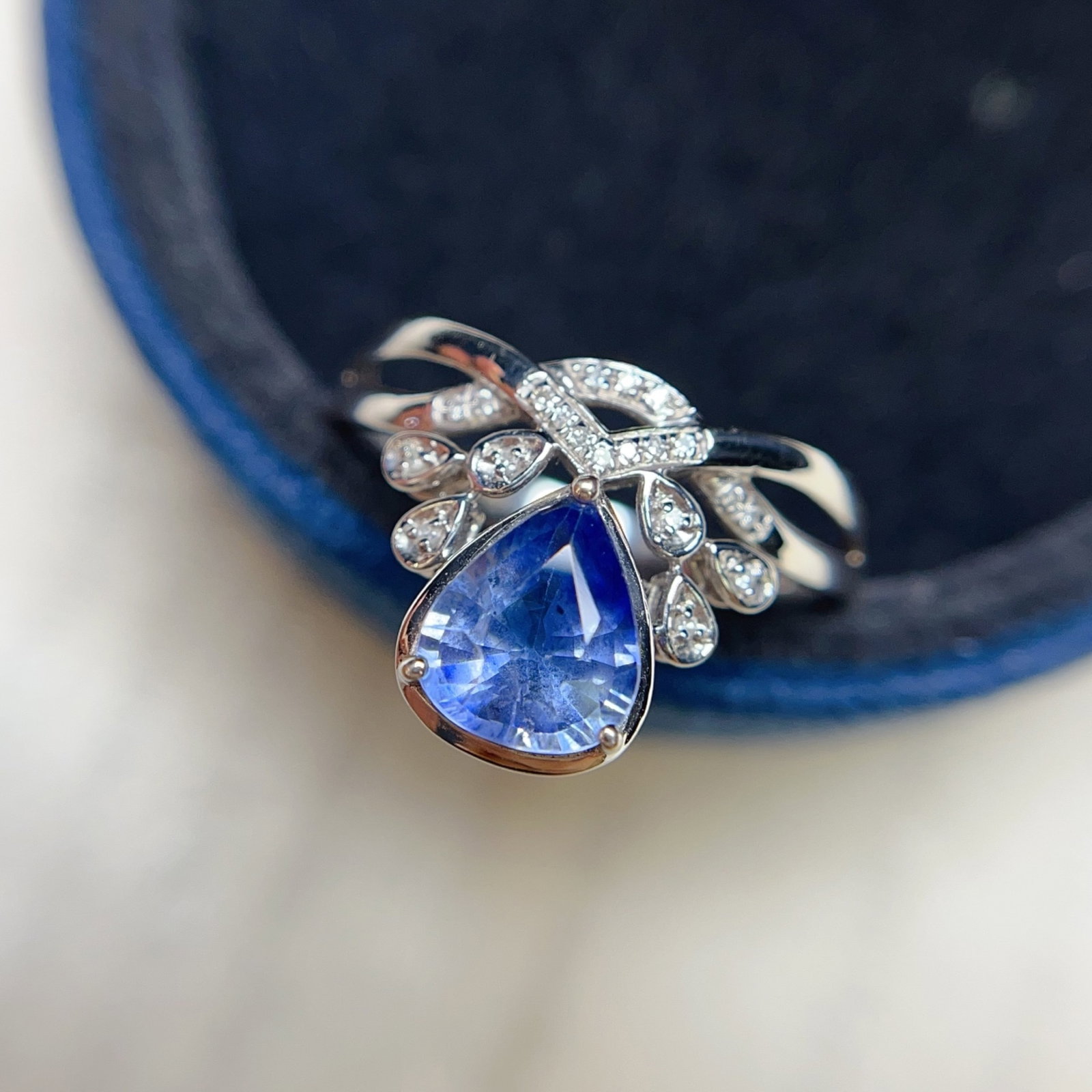 A Exquisite 18k Gold Inlaid 1.30ct Natural Sapphire Ring,Inlaid Diamond: A Exquisite 18k Gold Inlaid 1.30ct Natural Sapphire Ring,Inlaid Diamond,Total Weight:2.28g 18k金镶 1.30ct 天然蓝宝石戒指,嵌钻石