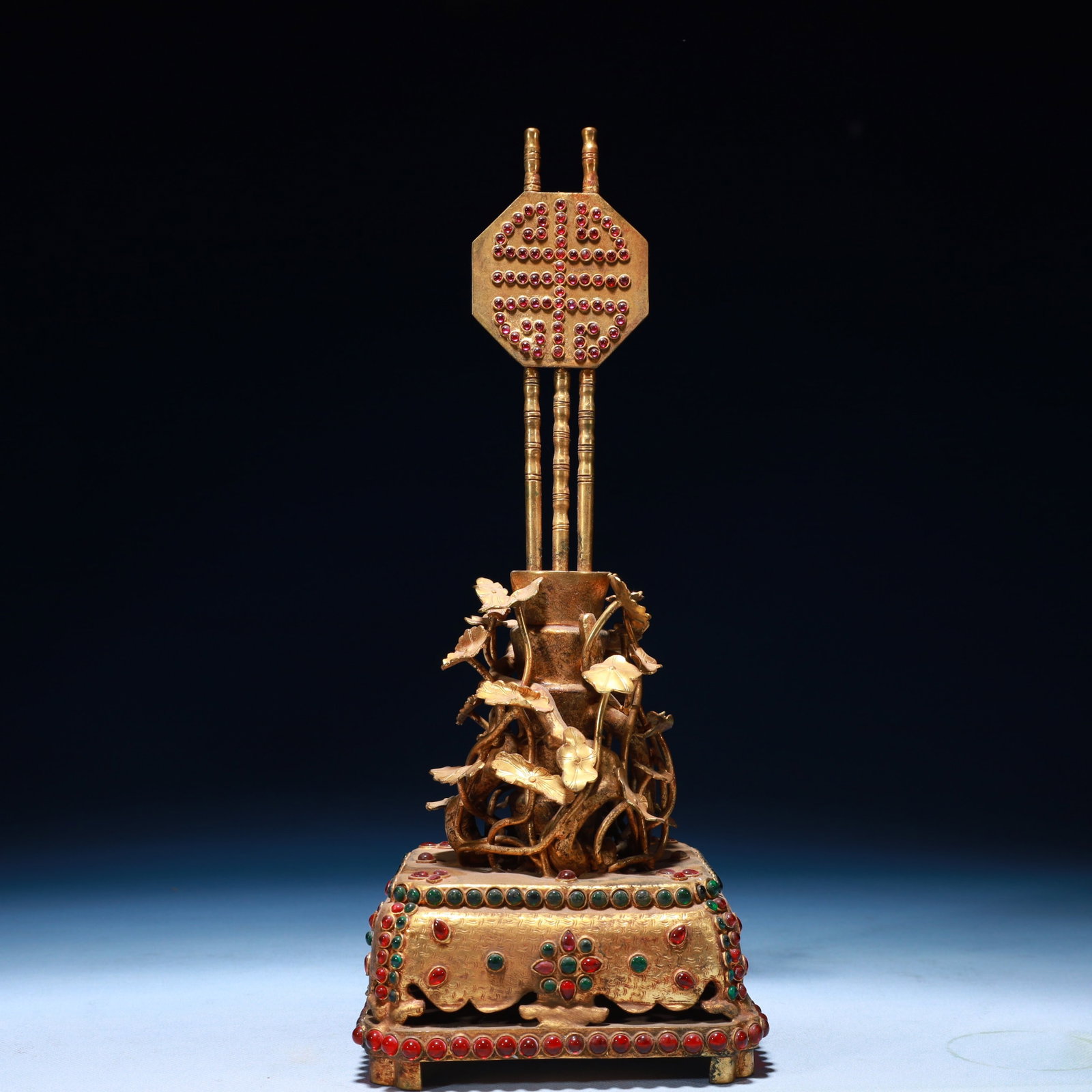 An Exquisite Gilt Bronze Flower Pattern Ornament: An Exquisite Gilt Bronze Flower Pattern Ornament,Qing Dynasty,China,Qianlong Four-character Mark,Size:5.1inx9.4inx5.1in,Weight:1350g 铜鎏金花卉纹摆件,&#