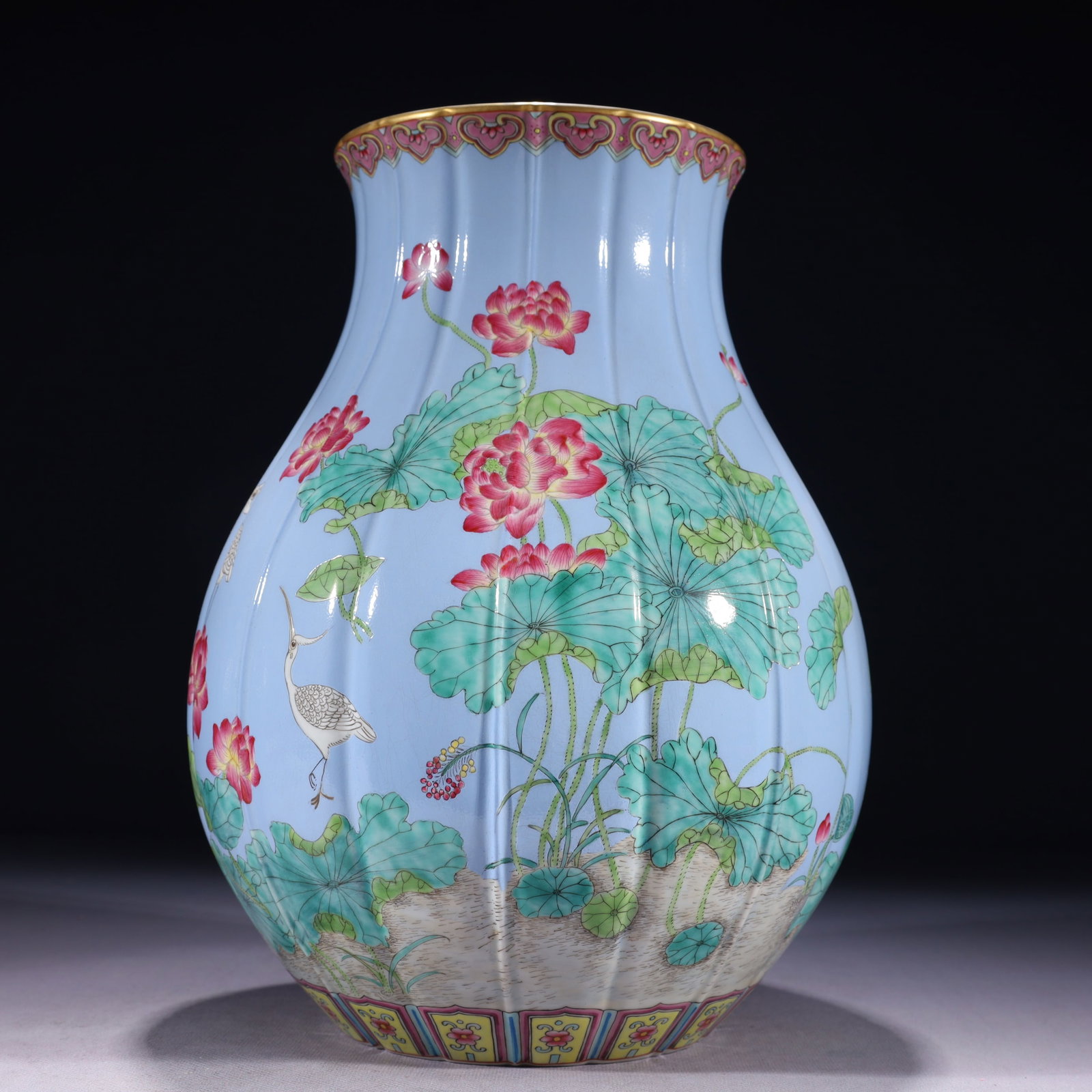 An Exquisite Famille-Rose Painted Gold Flower and Crane Pattern Vase,with poem (1 of 11)