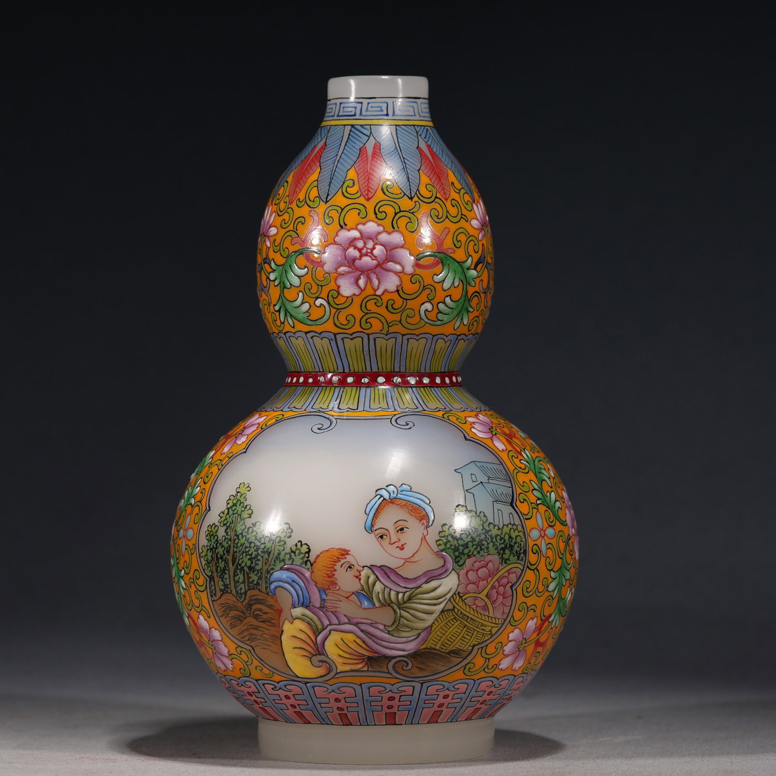 An Exquisite Glass Body Painted Enamel Gourd Vase With Western Figure Pattern: An Exquisite Glass Body Painted Enamel Gourd Vase With Western Figure Pattern，China, Qing Dynasty, Four-Character Qianlong Mark, Dimensions: 4.3inx4.3inx6.7in, Weight: 400g，料ŉ