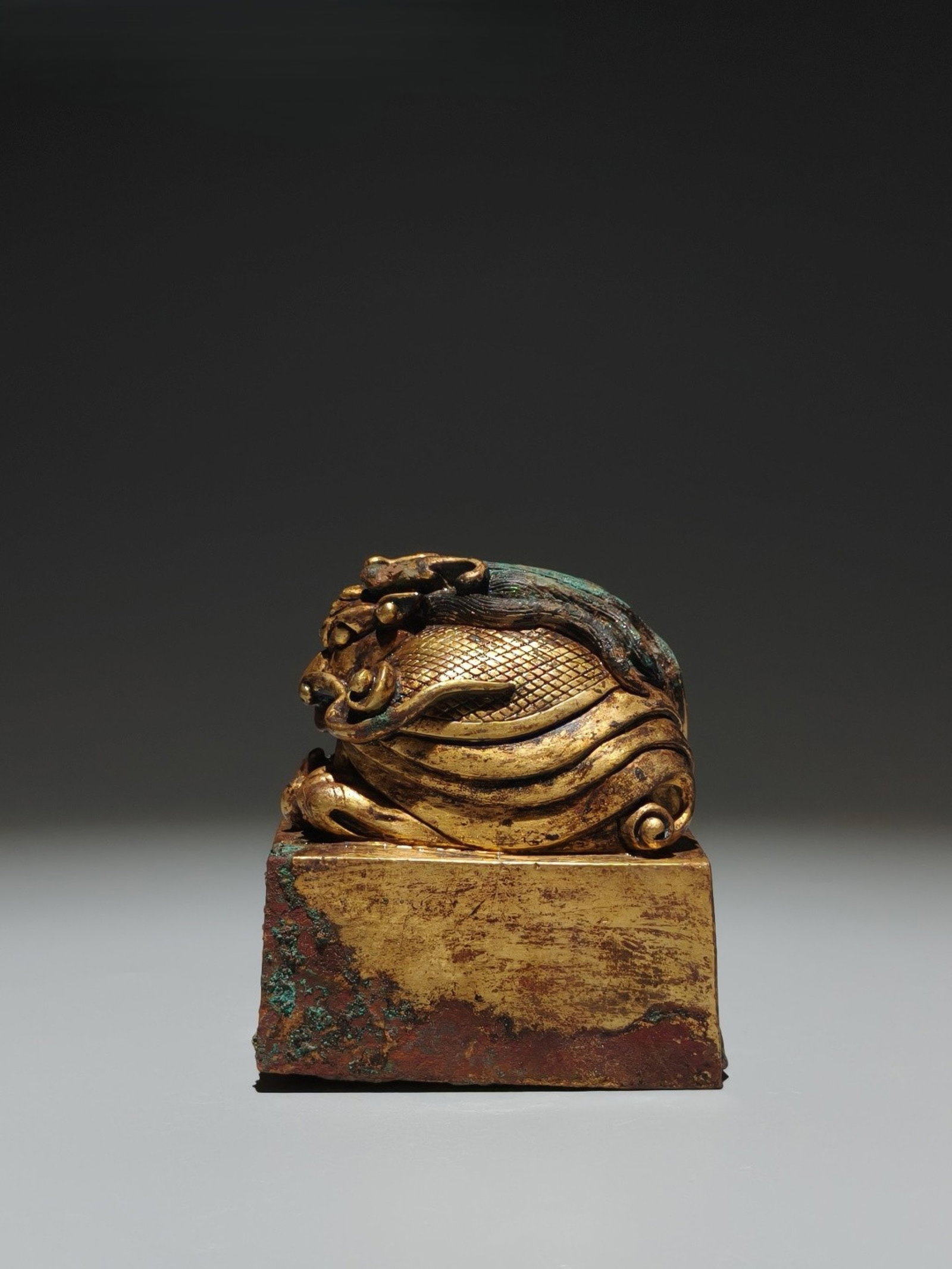 An Exquisite Gilt Bronze Dragon Seal: An Exquisite Gilt Bronze Dragon Seal,Han Dynasty,China,Size:3.7inx3.1in 铜鎏金龙印章,中国汉代