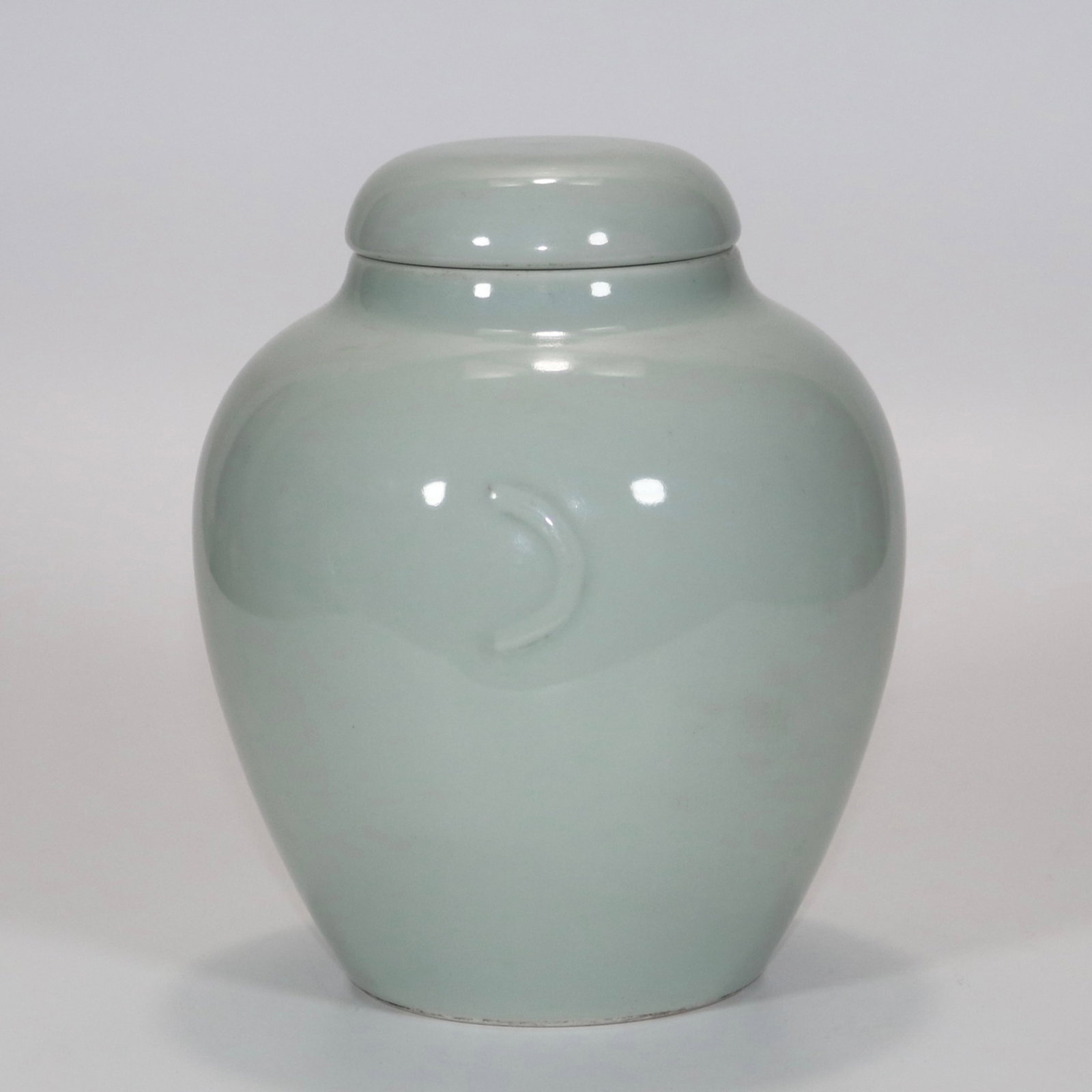 A fine pale celadon moon-shaped covered jar: A fine pale celadon moon-shaped covered jar, Qing Dynasty, China, with six-character Guangxu reign mark, Size:7.9inx3.5in 豆青釉月牙盖罐,中国ę