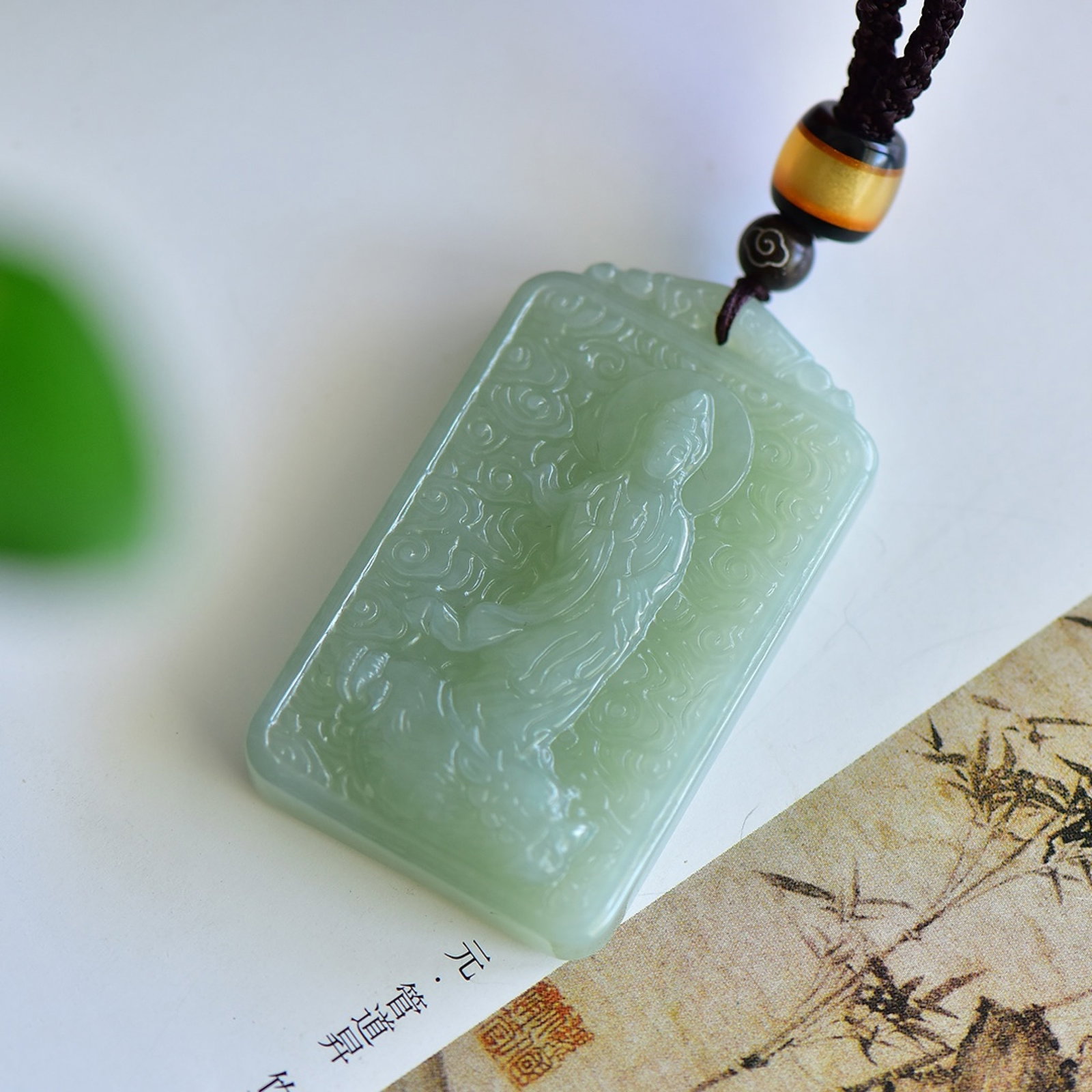 An Exquisite White Jade Auspicious Cloud and Avalokitesvara Pattern Pendant: An Exquisite White Jade Auspicious Cloud and Avalokitesvara Pattern Pendant,Size:32mmx54mm 寓意:吉祥 平平安安 一生幸福 白&
