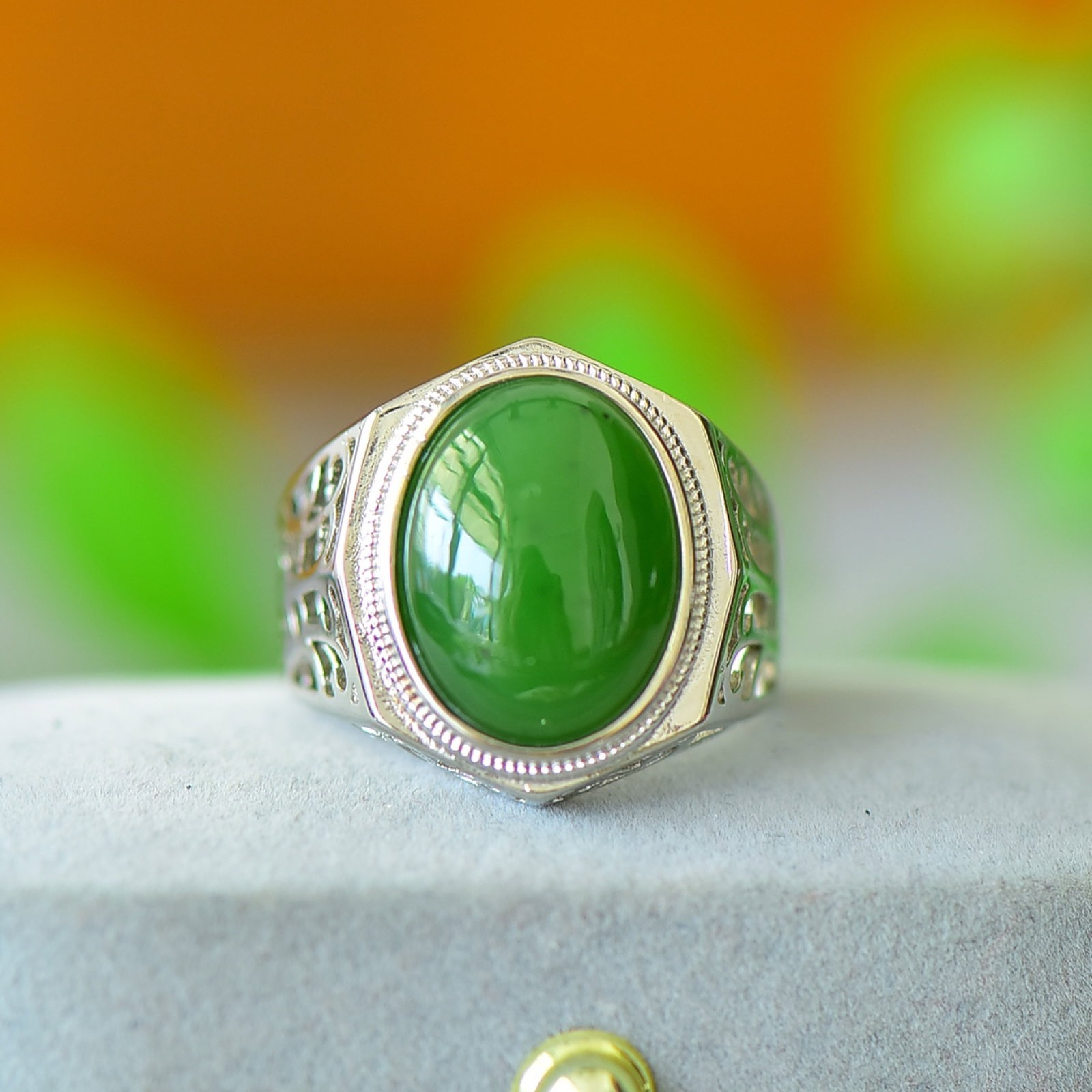 An Exquisite Bronze Inlaid Jasper Ring: An Exquisite Bronze Inlaid Jasper Ring,Size:4.7inx6.3in 铜镶碧玉戒指