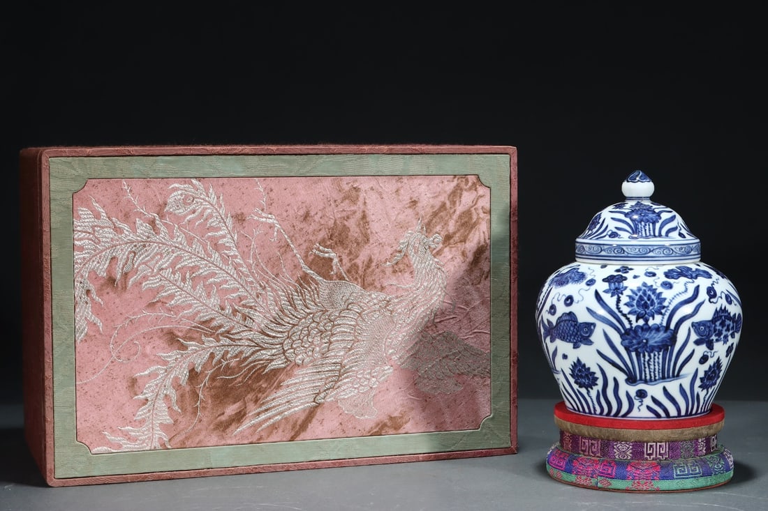 An ExquisiteBlue And White Jar With Fish And Waterweed: An ExquisiteBlue And White Jar With Fish And Waterweed,Ming Dynasty, China, Xuande Six-character Mark,Size:7.2inx5.8in 青花鱼藻纹罐,中国明代