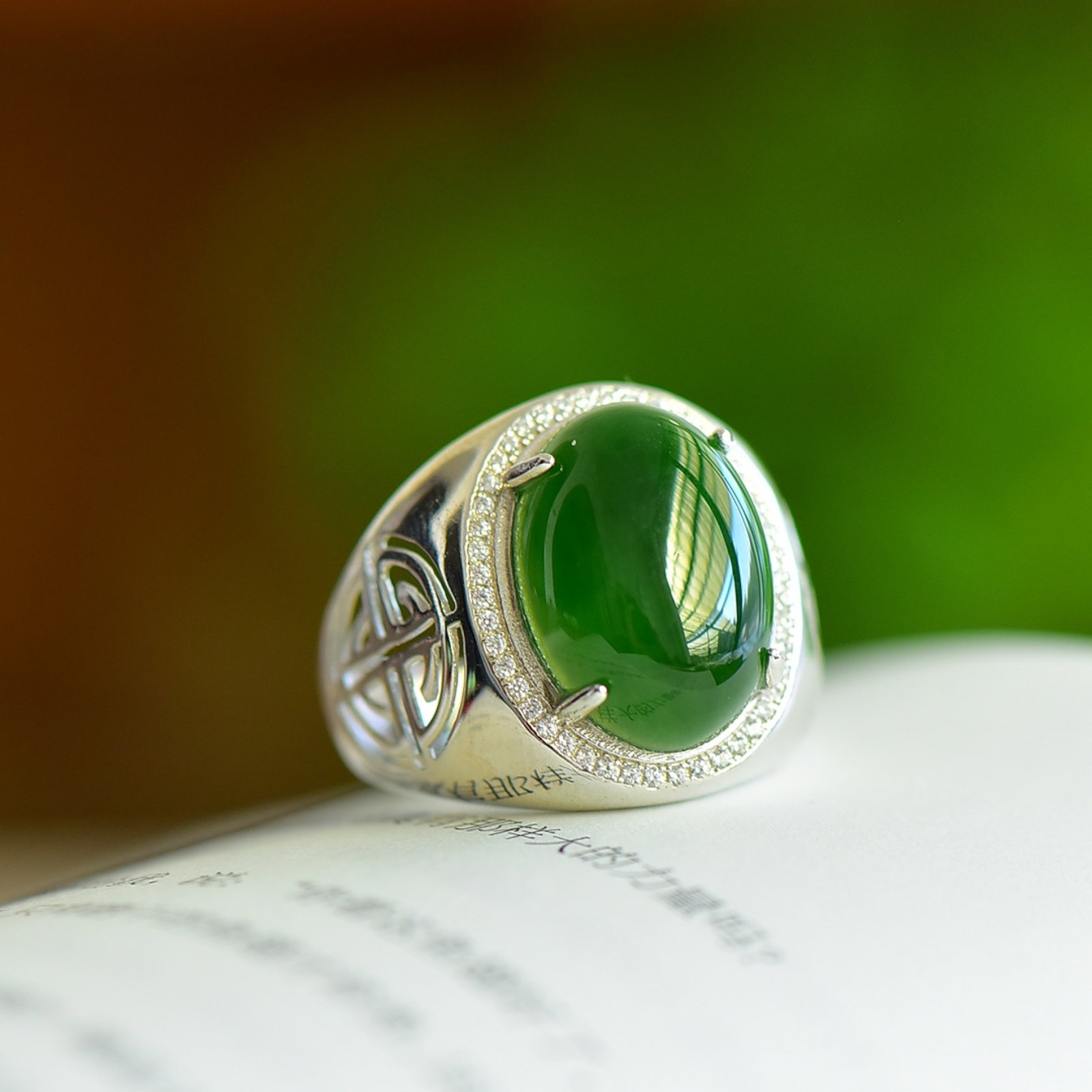 An Exquisite Sterling Silver Inlaid Jasper Ring,Inlaid Diamond: An Exquisite Sterling Silver Inlaid Jasper Ring,Inlaid Diamond,Size:13mmx18mm 纯银镶碧玉戒指,嵌钻石