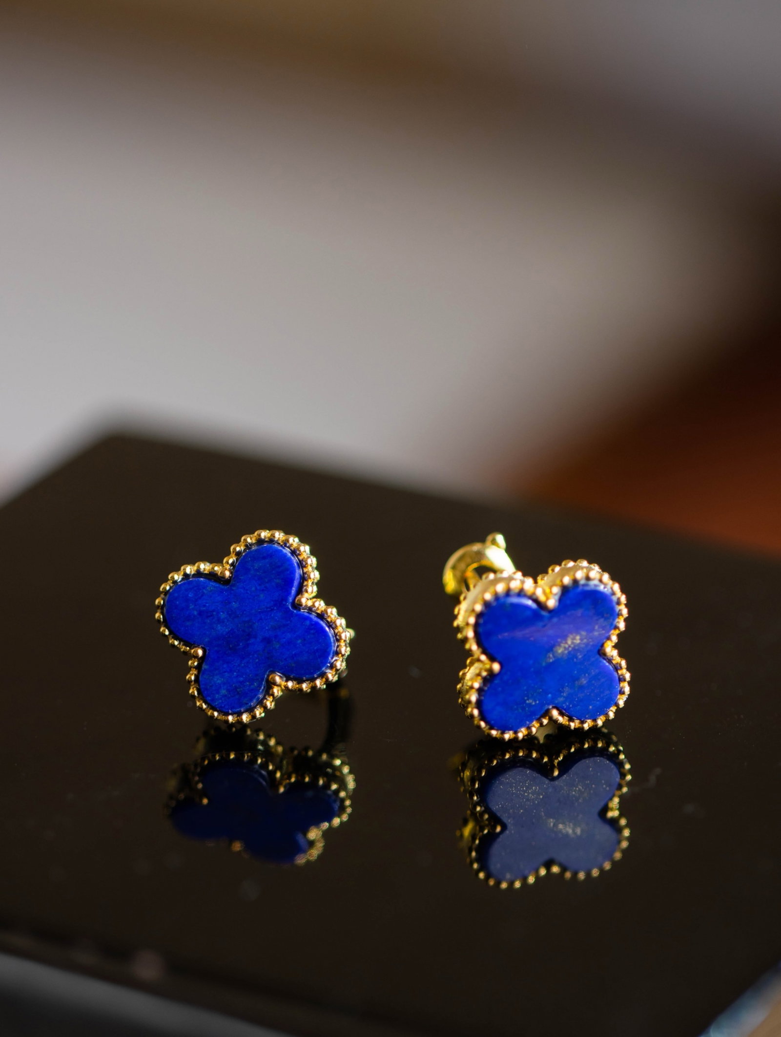 A Pair of Exquisite Sterling Silver-Gold Plated Inlaid Lapis Lazuli Earrings: A Pair of Exquisite Sterling Silver-Gold Plated Inlaid Lapis Lazuli Earrings 一对纯银镀金镶青金石耳钉