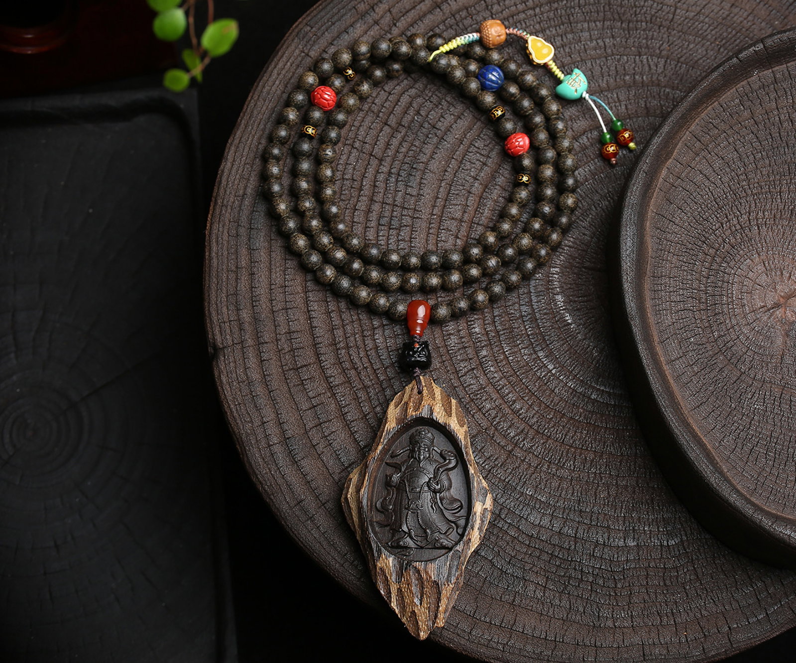 An Exquisite Eaglewood Statue of Mammon Pattern Necklace: An Exquisite Eaglewood Statue of Mammon Pattern Necklace,Size:7mm,Weight:65g 沉香木财神像纹项链