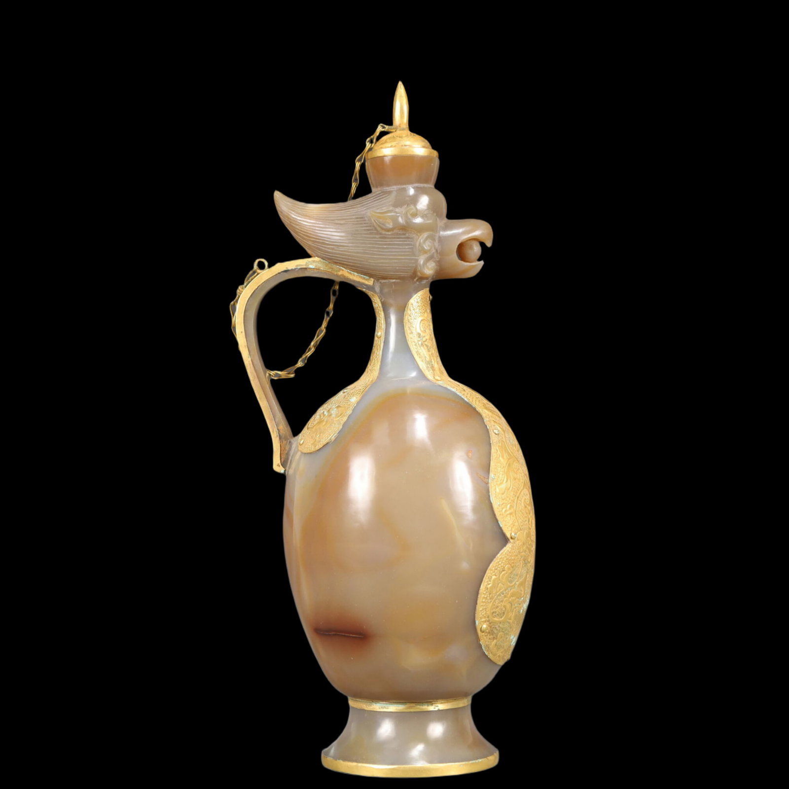 An Exquisite Agate Cover with Gold Phoenix Pattern Ewer: An Exquisite Agate Cover with Gold Phoenix Pattern Ewer,Qing Dynasty, China,Size:3.9inx3.1inx9.8in,Weight:550g 玛瑙包金凤纹执壶，中国&