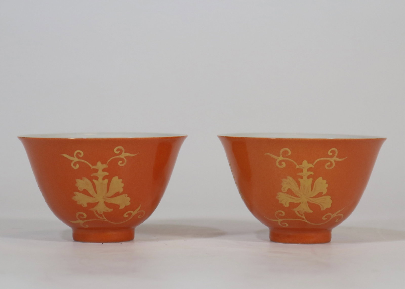 A fine iron-red gilt longevity character cup with scrolling floral pattern: A fine iron-red gilt longevity character cup with scrolling floral pattern, Qing Dynasty, China, with six-character Kangxi reign mark, Size:1.8inx2.8in 矾红彩描金缠