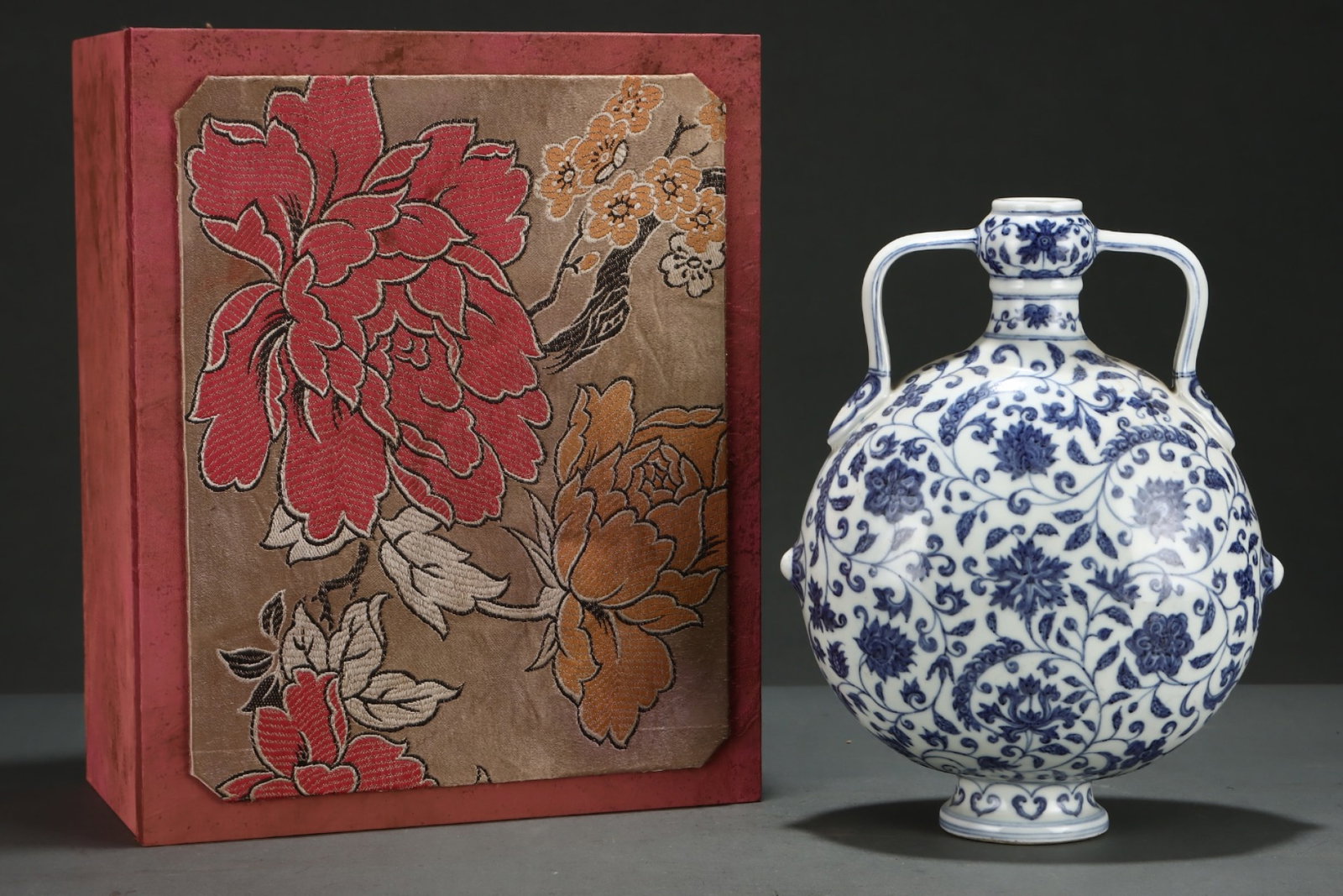 An Exquisite Blue and White Lotus Pattern Double-Ears Vase: An Exquisite Blue and White Lotus Pattern Double-Ears Vase,Ming Dynasty,China,Size:11.5inx9.1in 青花缠枝莲纹双耳瓶,中国明代