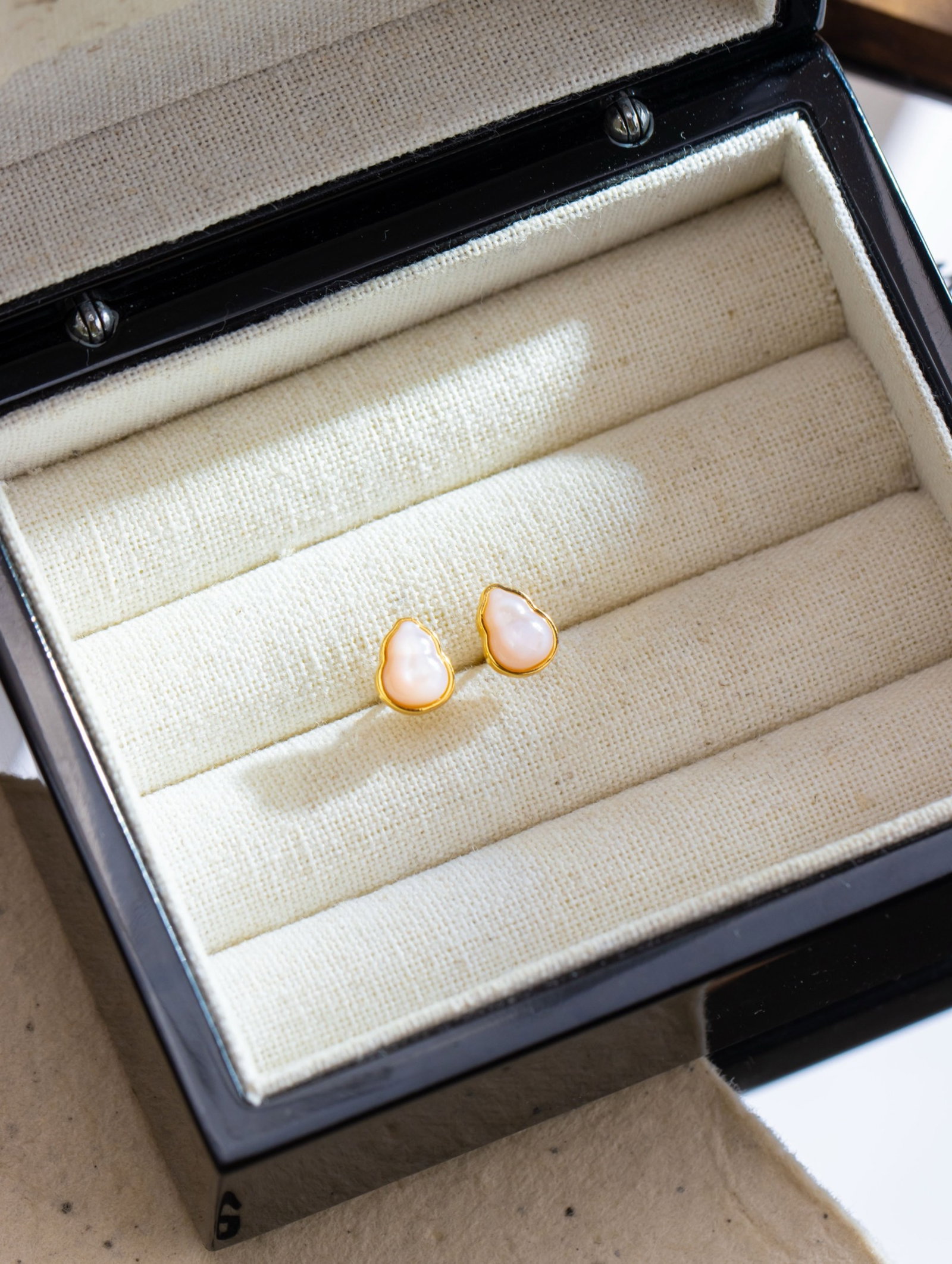 A Pair of Exquisite Sterling Silver-Gold Plated Inlaid Shell Gourd Earrings: A Pair of Exquisite Sterling Silver-Gold Plated Inlaid Shell Gourd Earrings 一对纯银镀金镶贝壳葫芦耳环