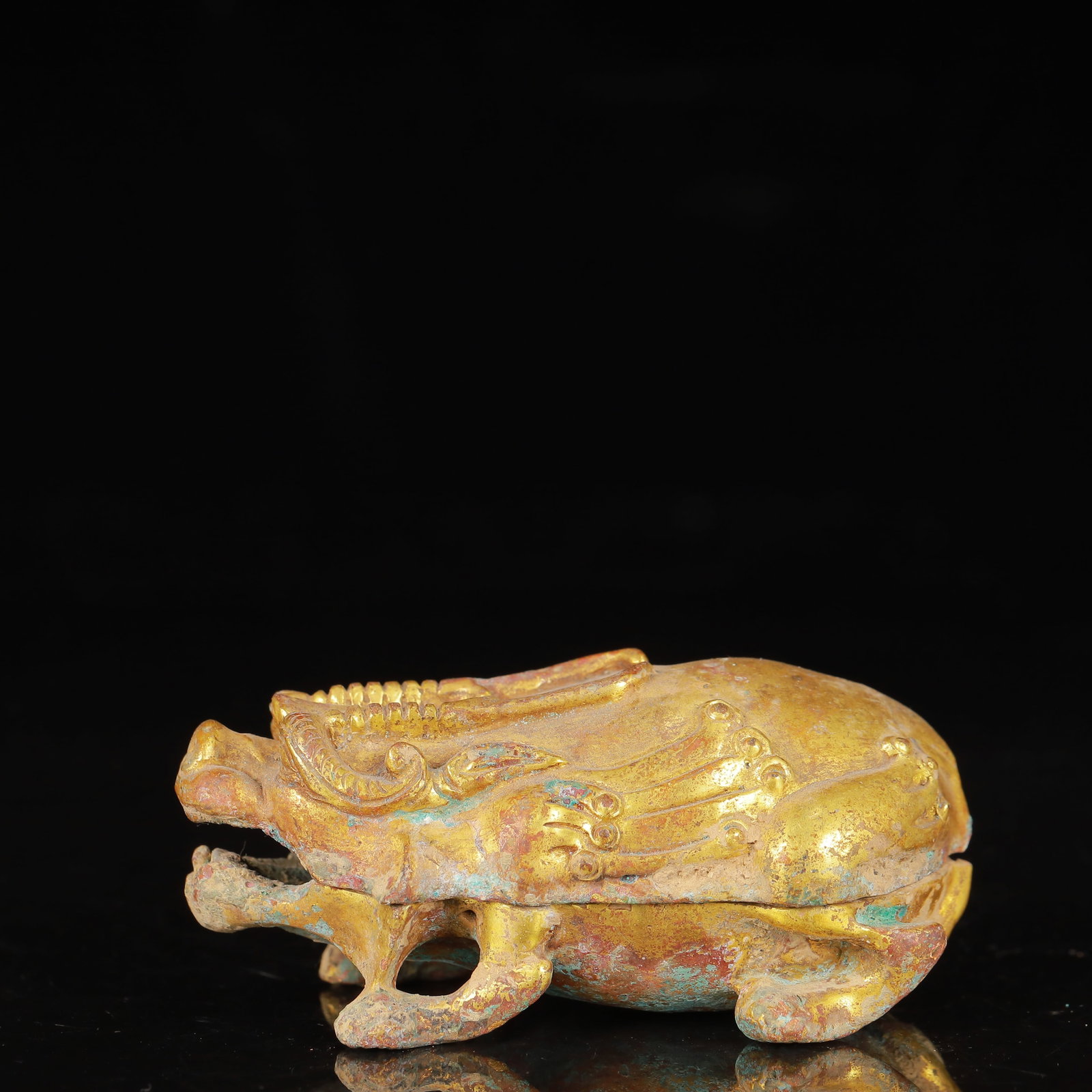 An Exquisite Gilt Bronze Auspicious Beast Ornament: An Exquisite Gilt Bronze Auspicious Beast Ornament,Qing Dynasty,China,Size:3.1inx2inx1.6in,Weight:199g 铜鎏金瑞兽摆件,中国清代