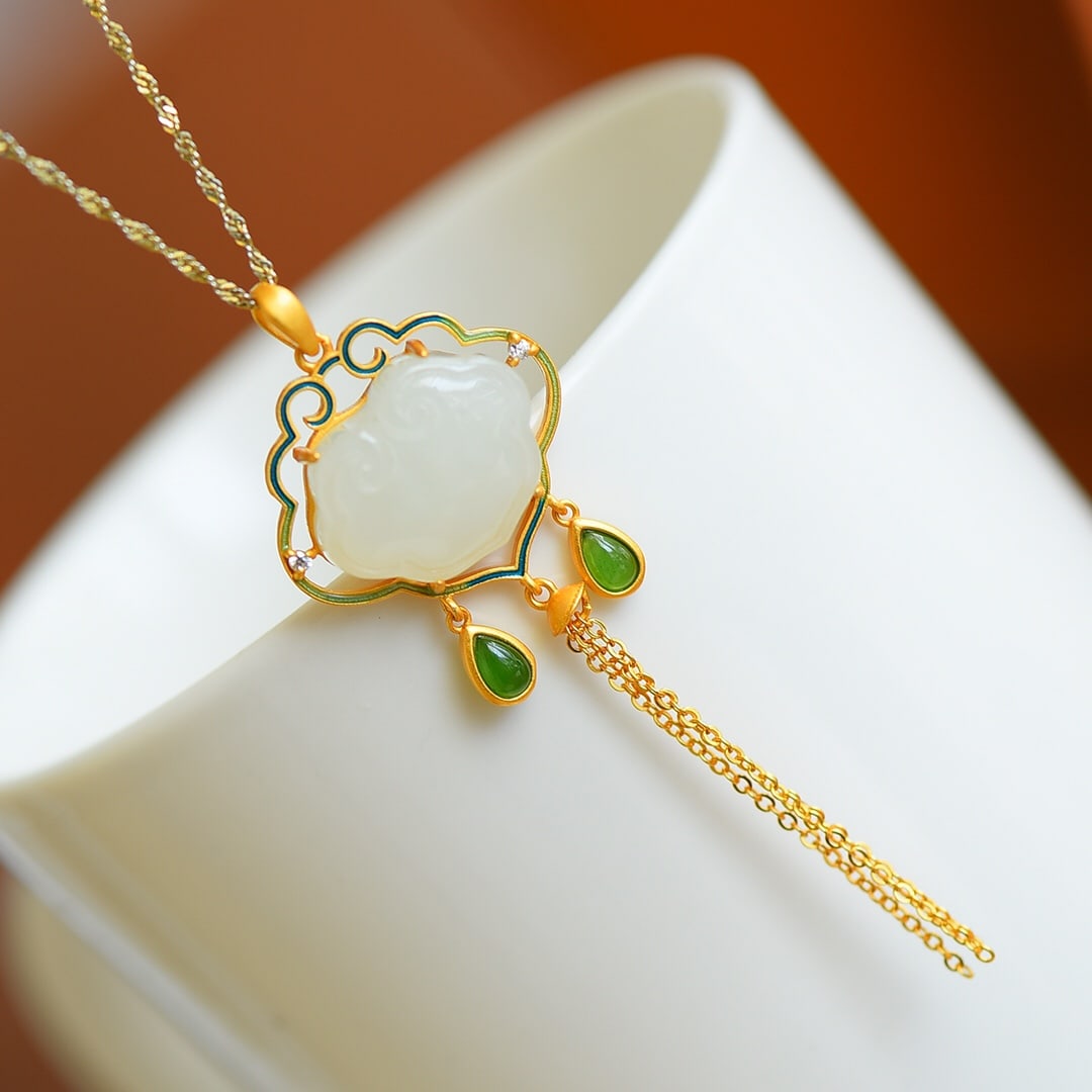 An Exquisite Sterling Silver-Gold Plated Inlaid White Jade Necklace,Inlaid Diamond: An Exquisite Sterling Silver-Gold Plated Inlaid White Jade Necklace,Inlaid Diamond,Size:14mmx18mm 纯银镀金镶白玉项链,嵌钻石