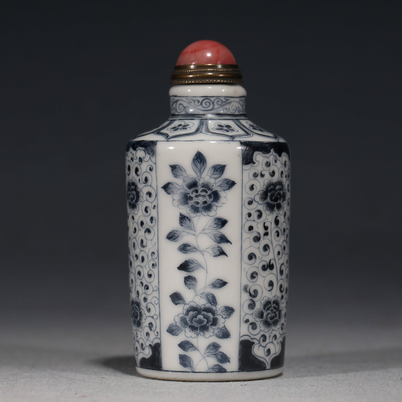 An Exquisite Blue and White Interlocking Peony Pattern Snuff Bottle: An Exquisite Blue and White Interlocking Peony Pattern Snuff Bottle,Qing Dynasty, China,Qianlong Four-character Mark,Size:1.4in×1.4in×3in
