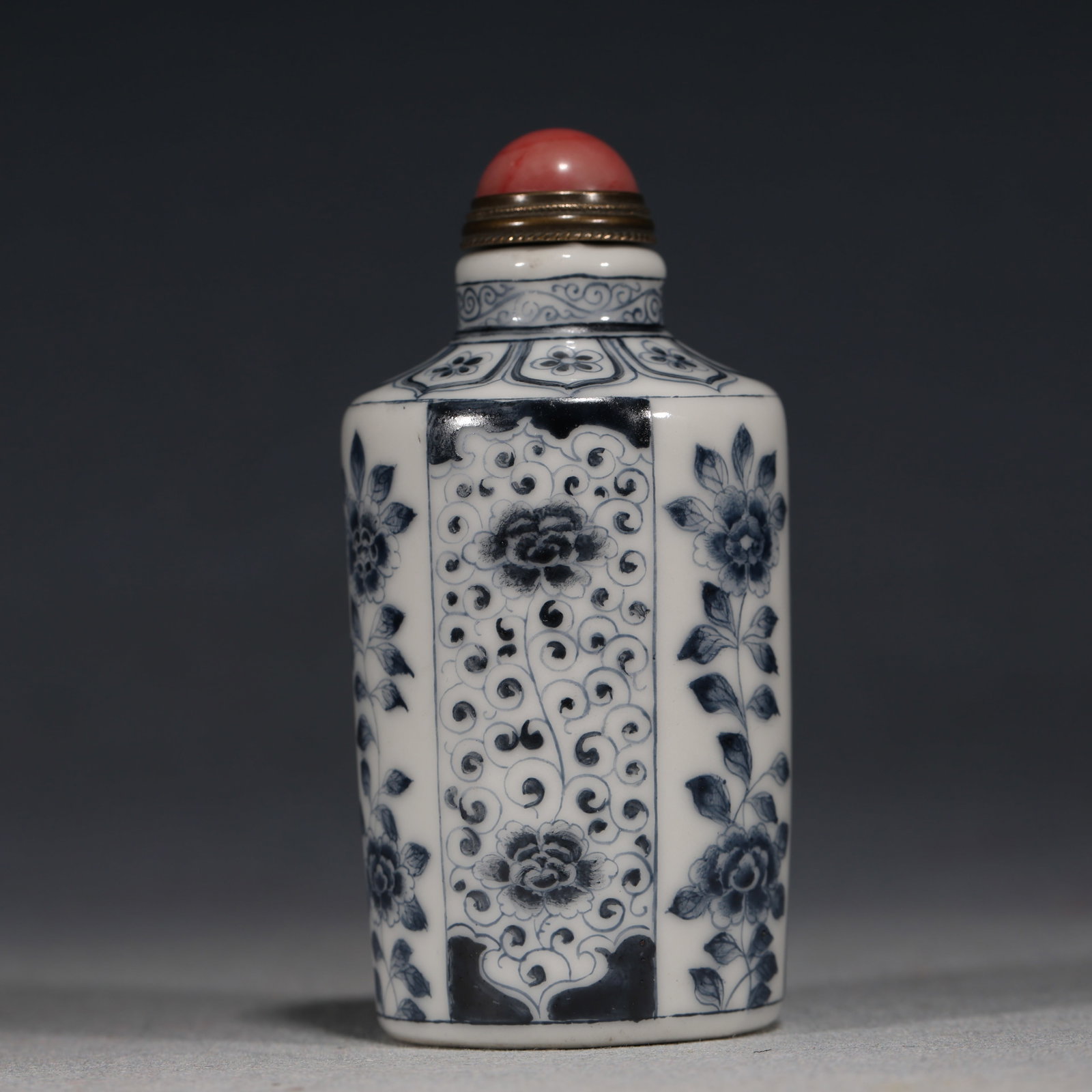An Exquisite Blue and White Interlocking Peony Pattern Snuff Bottle - 2