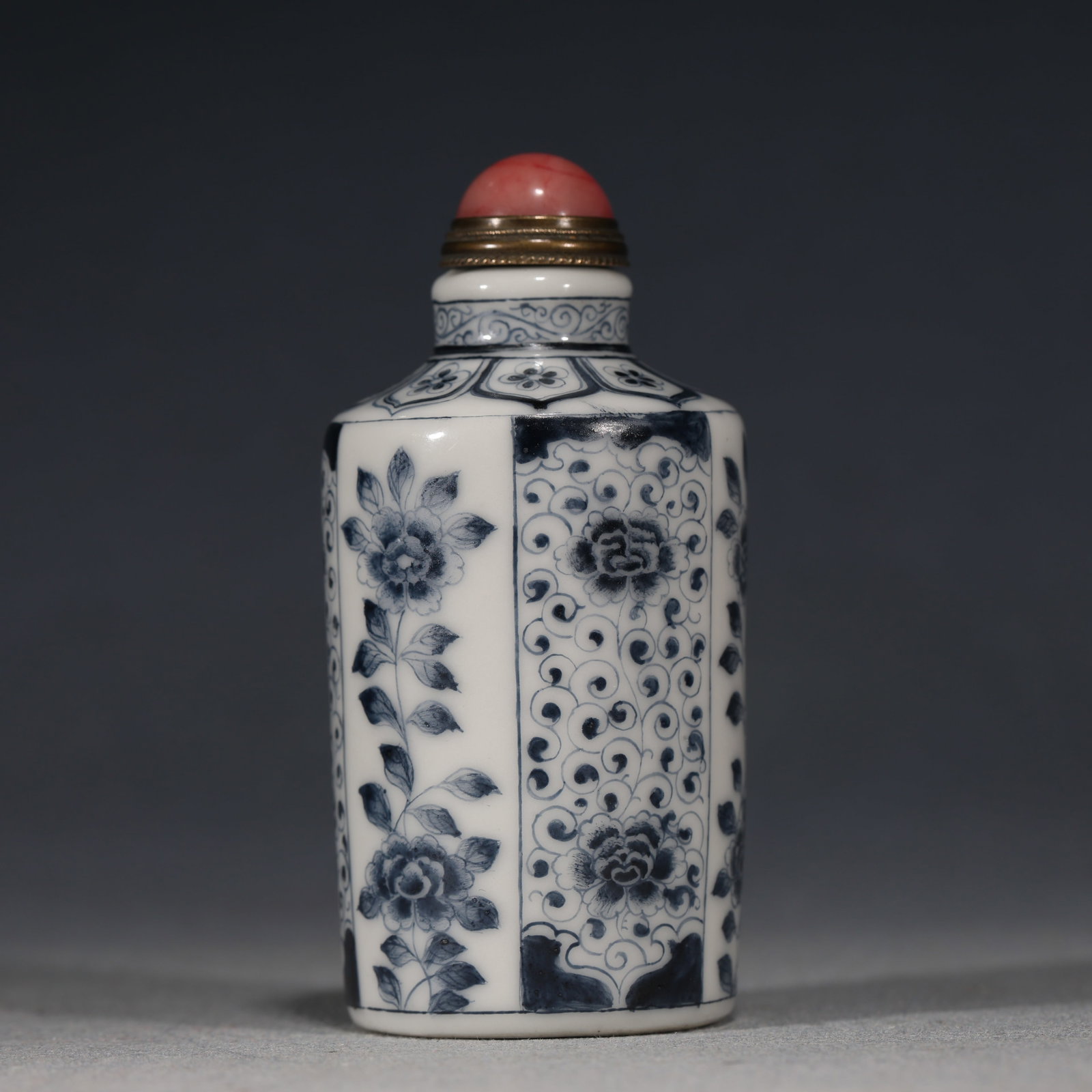 An Exquisite Blue and White Interlocking Peony Pattern Snuff Bottle - 3