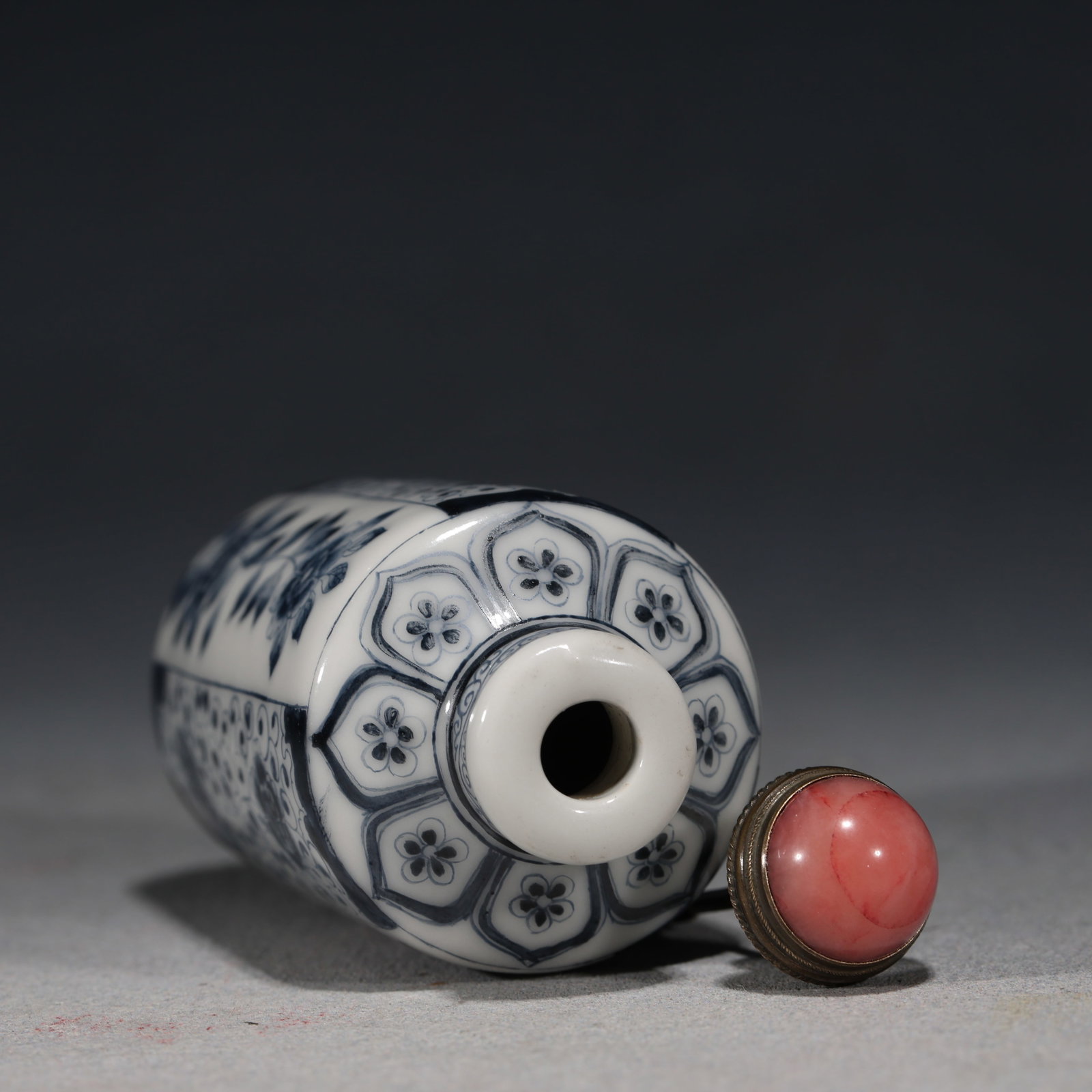 An Exquisite Blue and White Interlocking Peony Pattern Snuff Bottle - 4