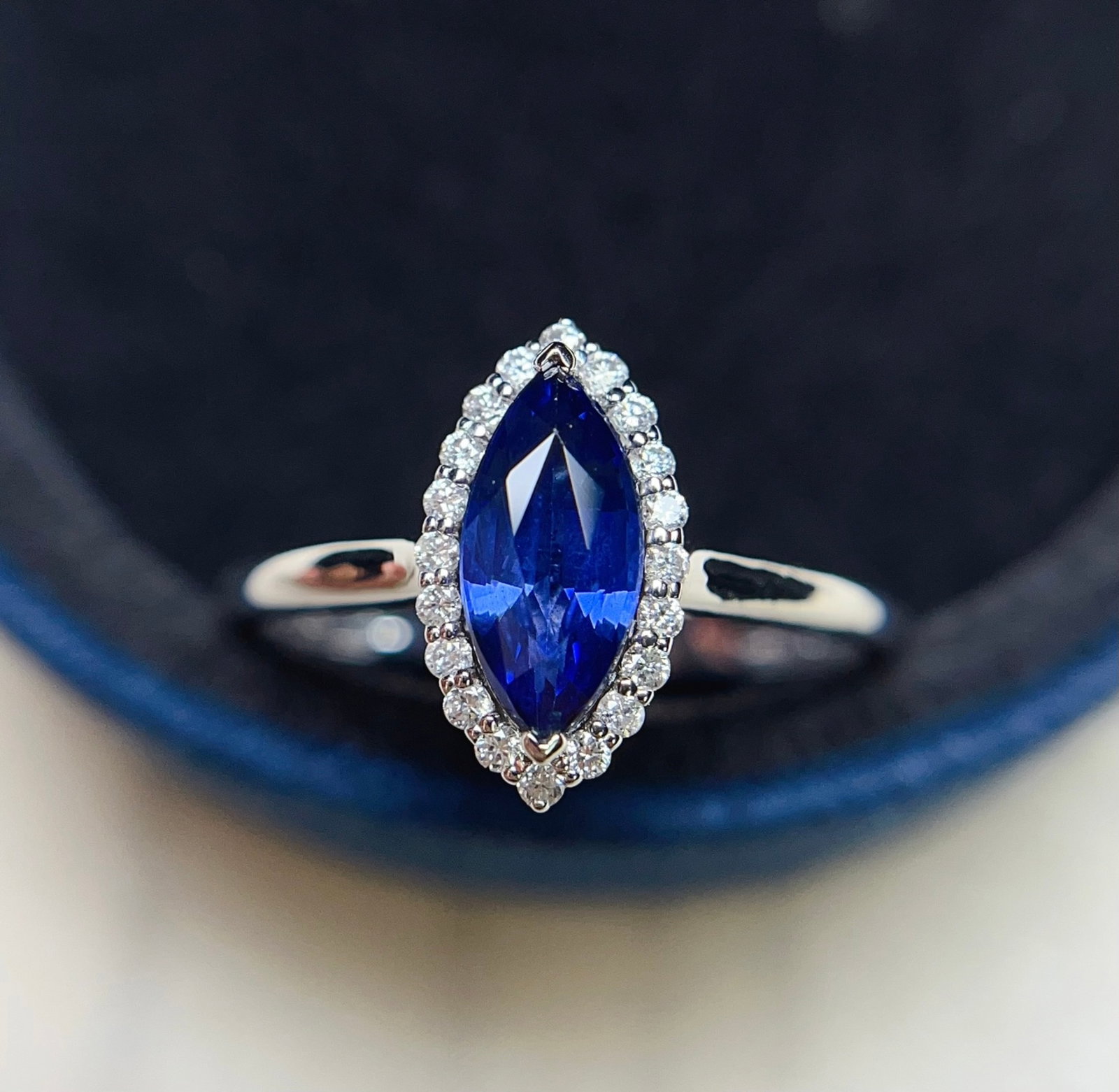 A Exquisite 18k Gold Inlaid 1.10ct Natural Sapphire Ring,Inlaid Diamond: A Exquisite 18k Gold Inlaid 1.10ct Natural Sapphire Ring,Inlaid Diamond,Total Weight:1.79g 18k金镶 1.10ct 天然蓝宝石戒指,嵌钻石