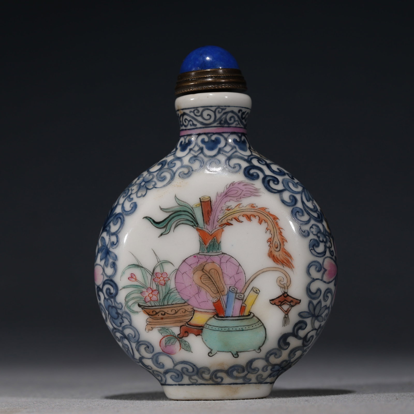 An Exquisite Blue and White Interlocking Antique Pattern Flattened Snuff Bottle: An Exquisite Blue and White Interlocking Antique Pattern Flattened Snuff Bottle,Qing Dynasty, China,Yongzheng Four-character Mark,Size:2.2in×0.8in×3.1in