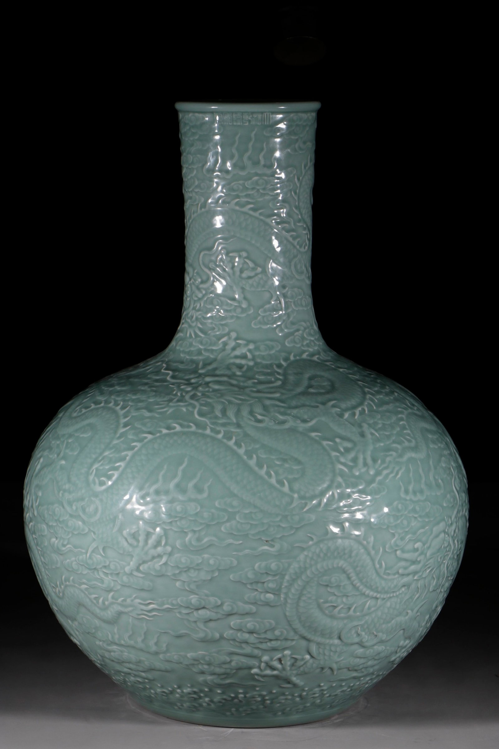 A Huge Celadon Glazed Auspicious Cloud and Dragon Pattern Vase: A Huge Celadon Glazed Auspicious Cloud and Dragon Pattern Vase,Qing Dynasty,China,Qianlong Six-character Mark,Size:28.5in 粉青釉祥云龙纹瓶,中Þ