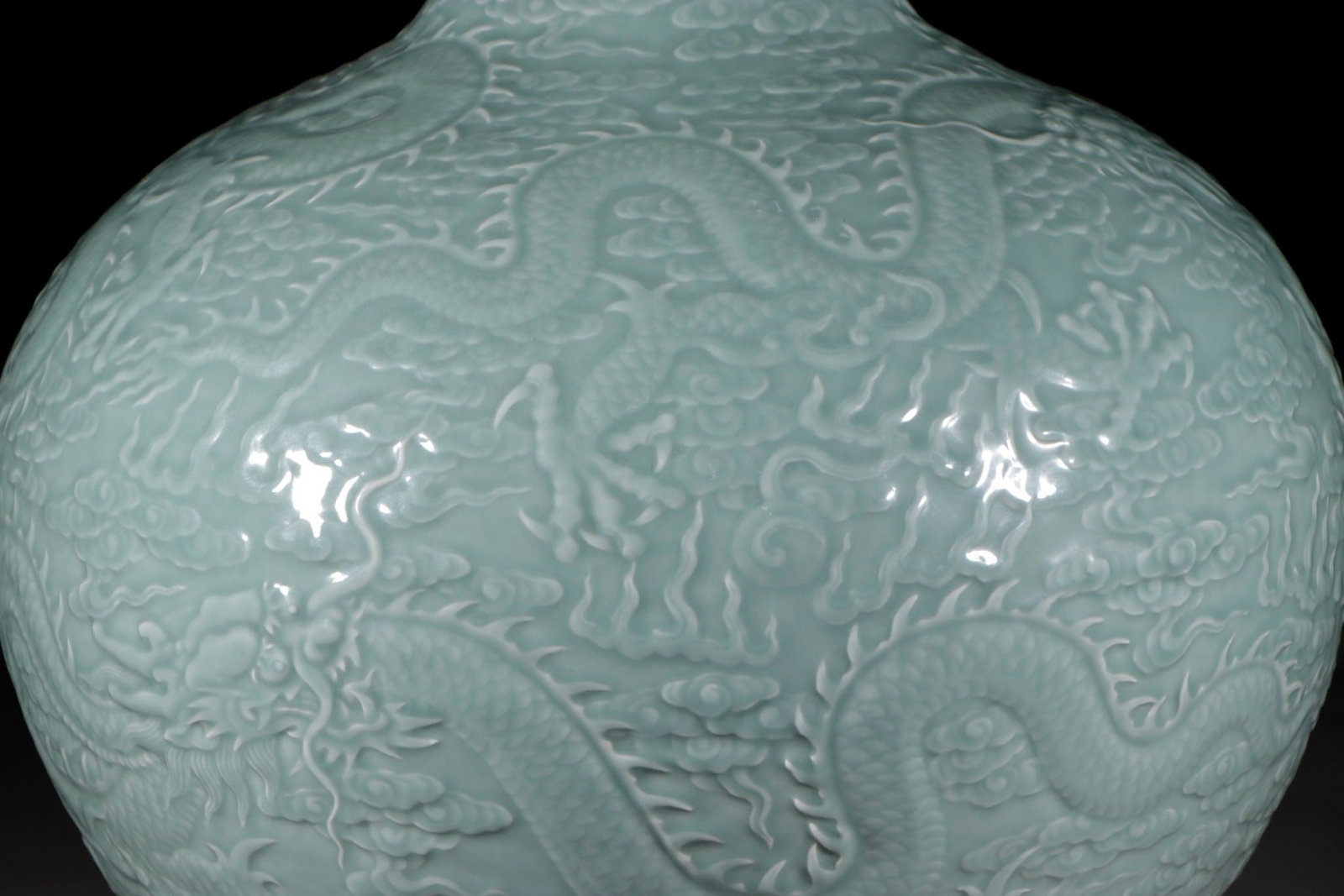 A Huge Celadon Glazed Auspicious Cloud and Dragon Pattern Vase - 5