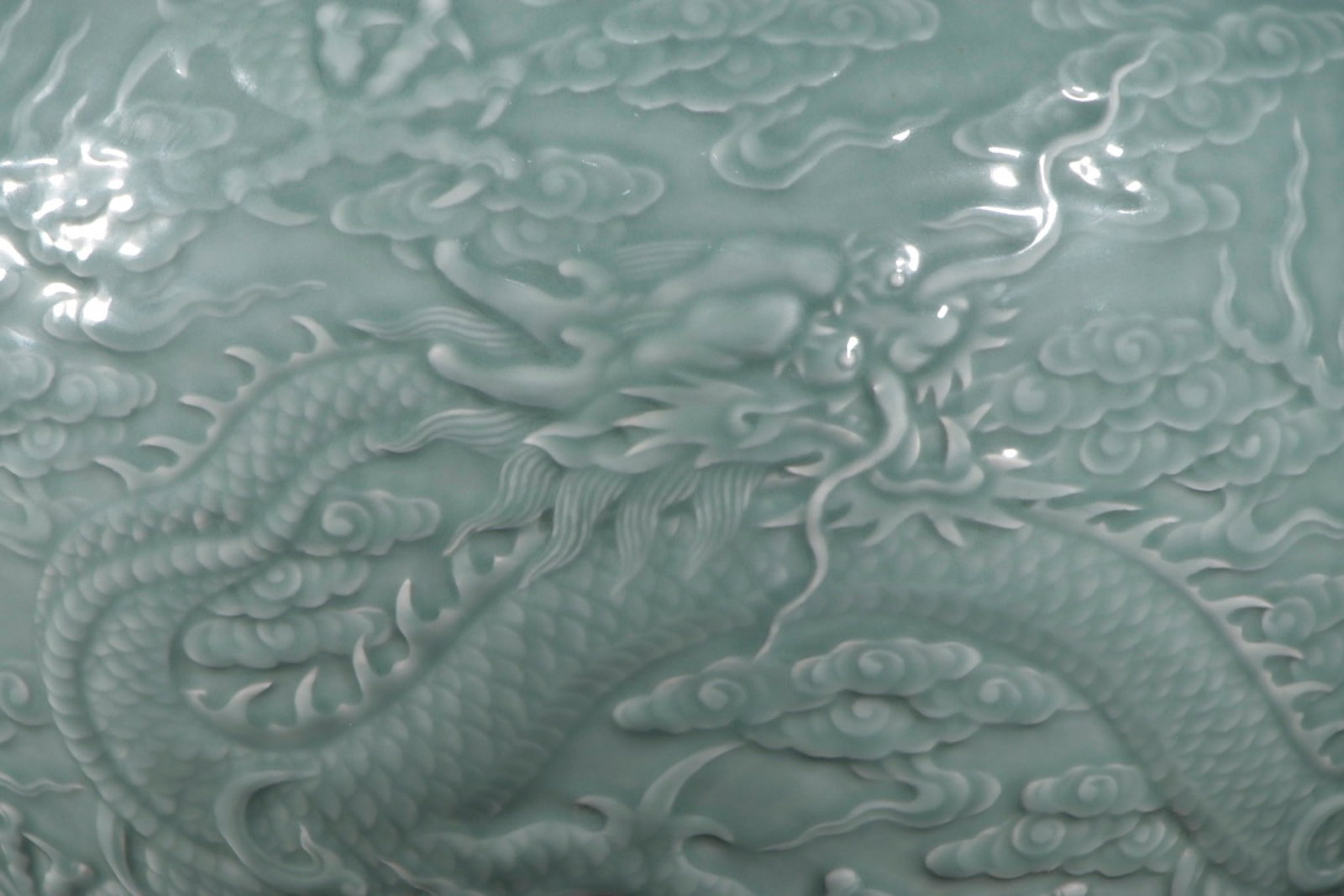 A Huge Celadon Glazed Auspicious Cloud and Dragon Pattern Vase - 7