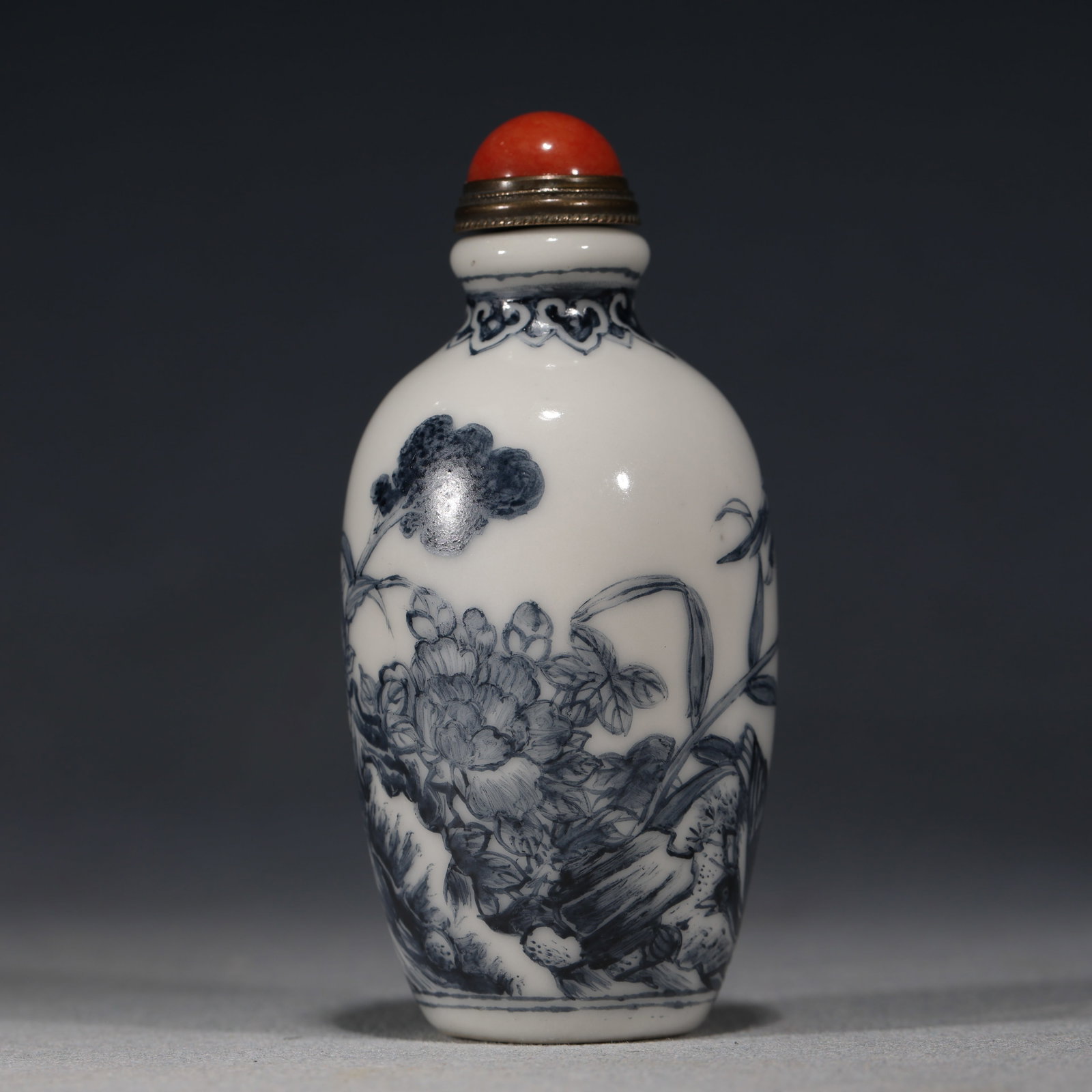 An Exquisite Blue and White Reed Goose Pattern Snuff Bottle: An Exquisite Blue and White Reed Goose Pattern Snuff Bottle,Qing Dynasty, China,Qianlong Four-character Mark,Size:1.4in×1.4in×3.1in