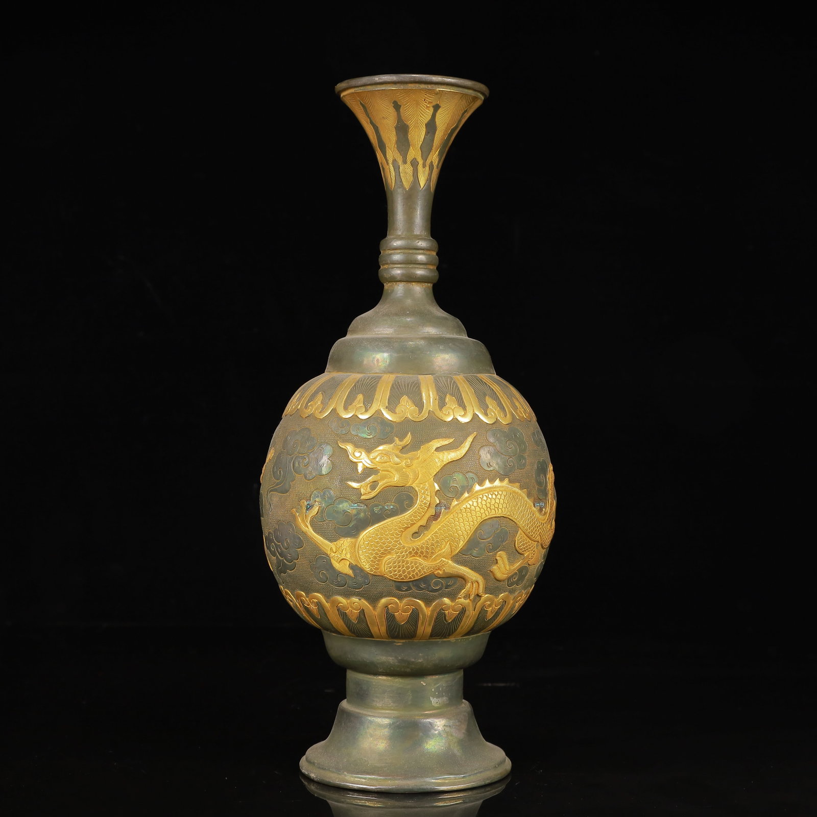 An Exquisite Gilt Silver Dragon Pattern Vase: An Exquisite Gilt Silver Dragon Pattern Vase,Tang Dynasty,China,Zhenguan Four-Character Mark,Size:4.7inx10.6in,Weight:650g